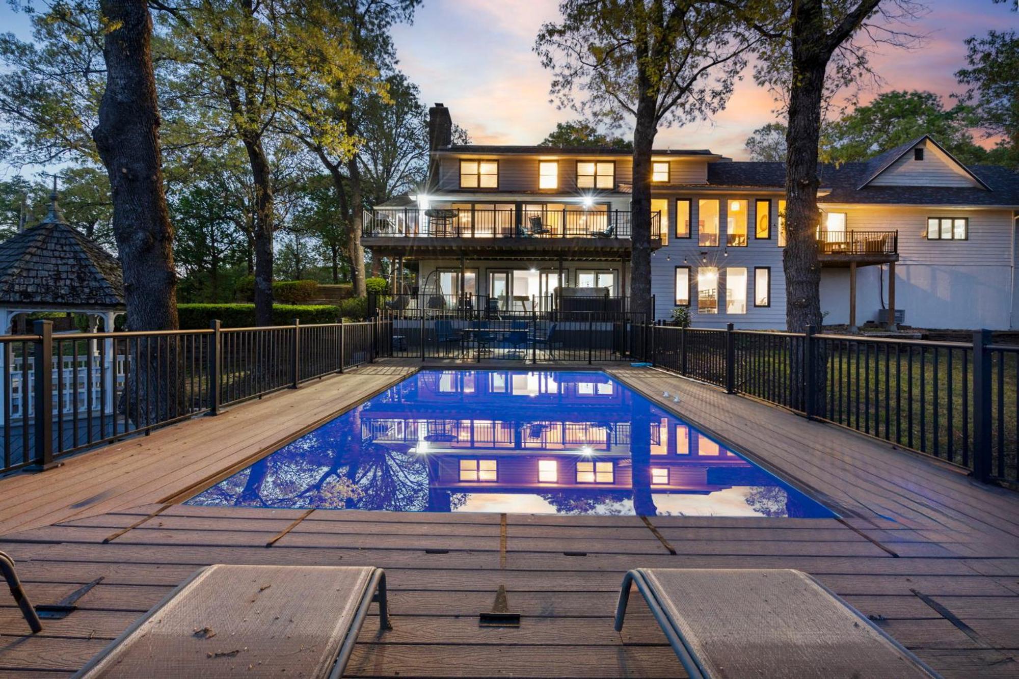 Holiday home Tablerock Views, Private Outdoor Pool, Karaoke/games-2 Kitchens! Secluded On A Few Acres! *