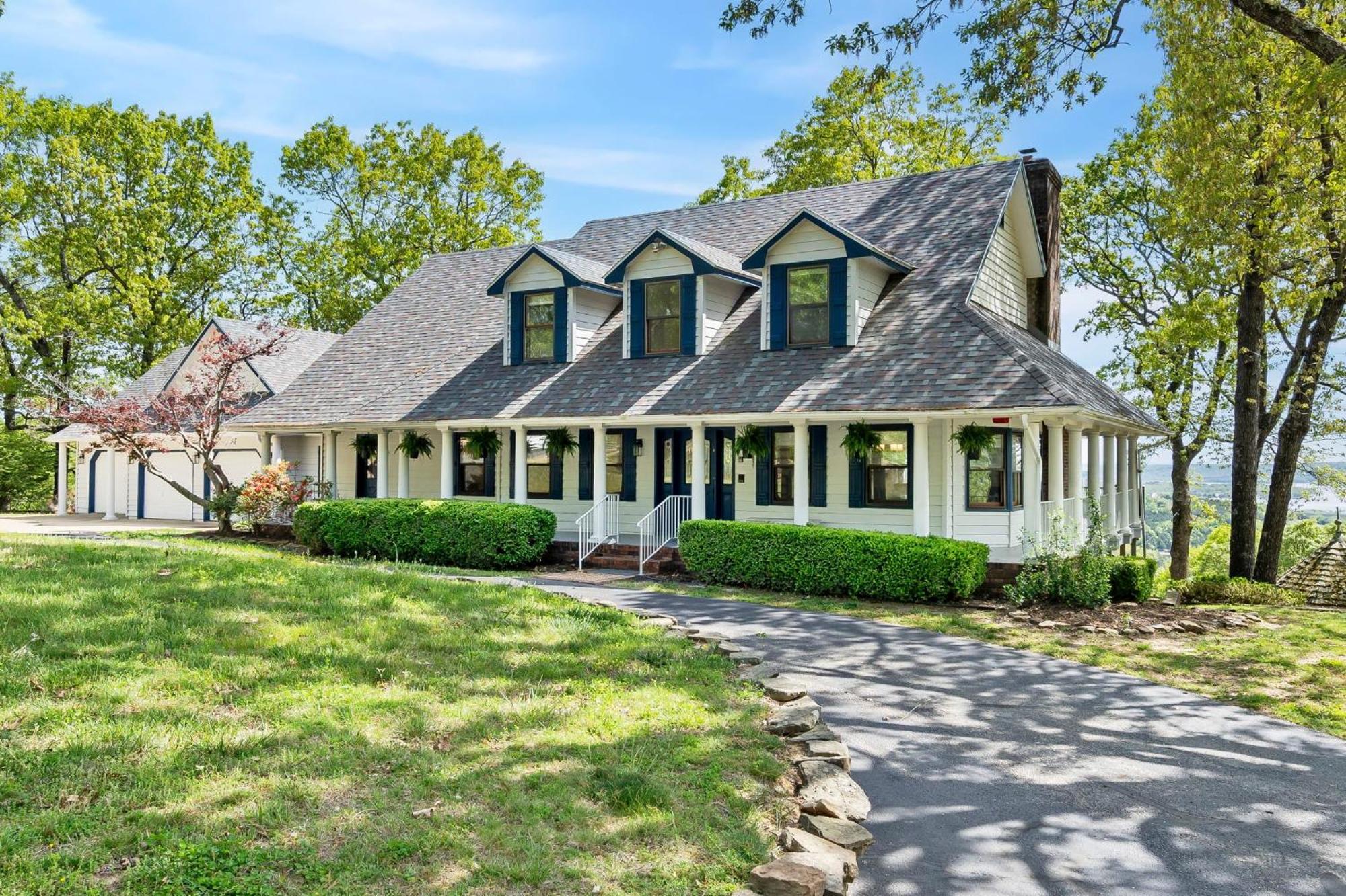 Tablerock Views, Private Outdoor Pool, Karaoke/games-2 Kitchens! Secluded On A Few Acres! *