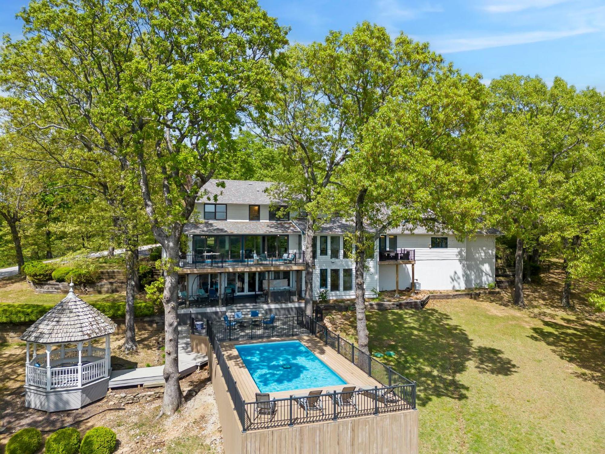 Tablerock Views, Private Outdoor Pool, Karaoke/games-2 Kitchens! Secluded On A Few Acres! Holiday home