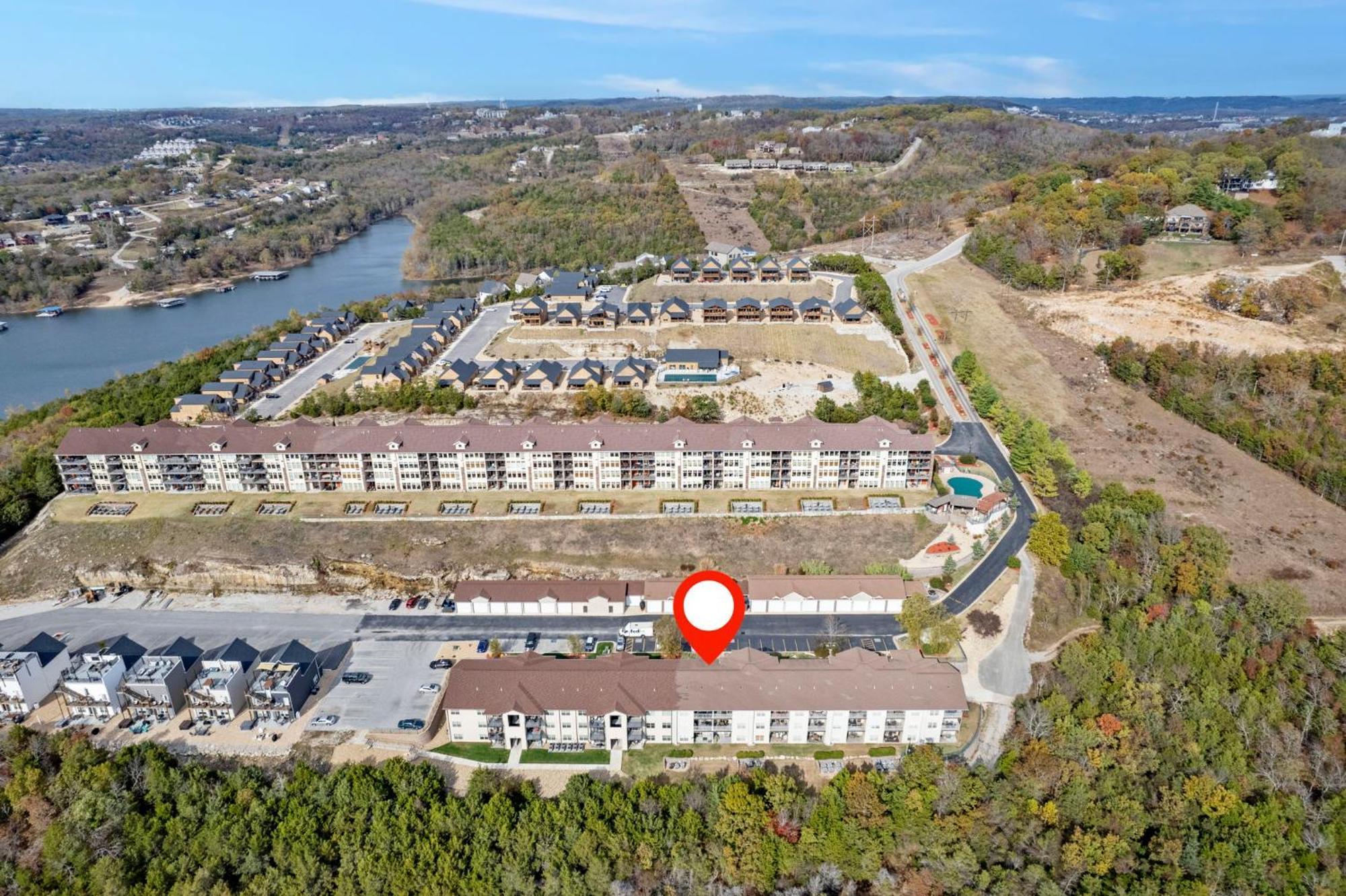 2 Bedroom 0condo W Deck & Wooded Views-free Attraction Tickets-close To State Park Marina Branson
