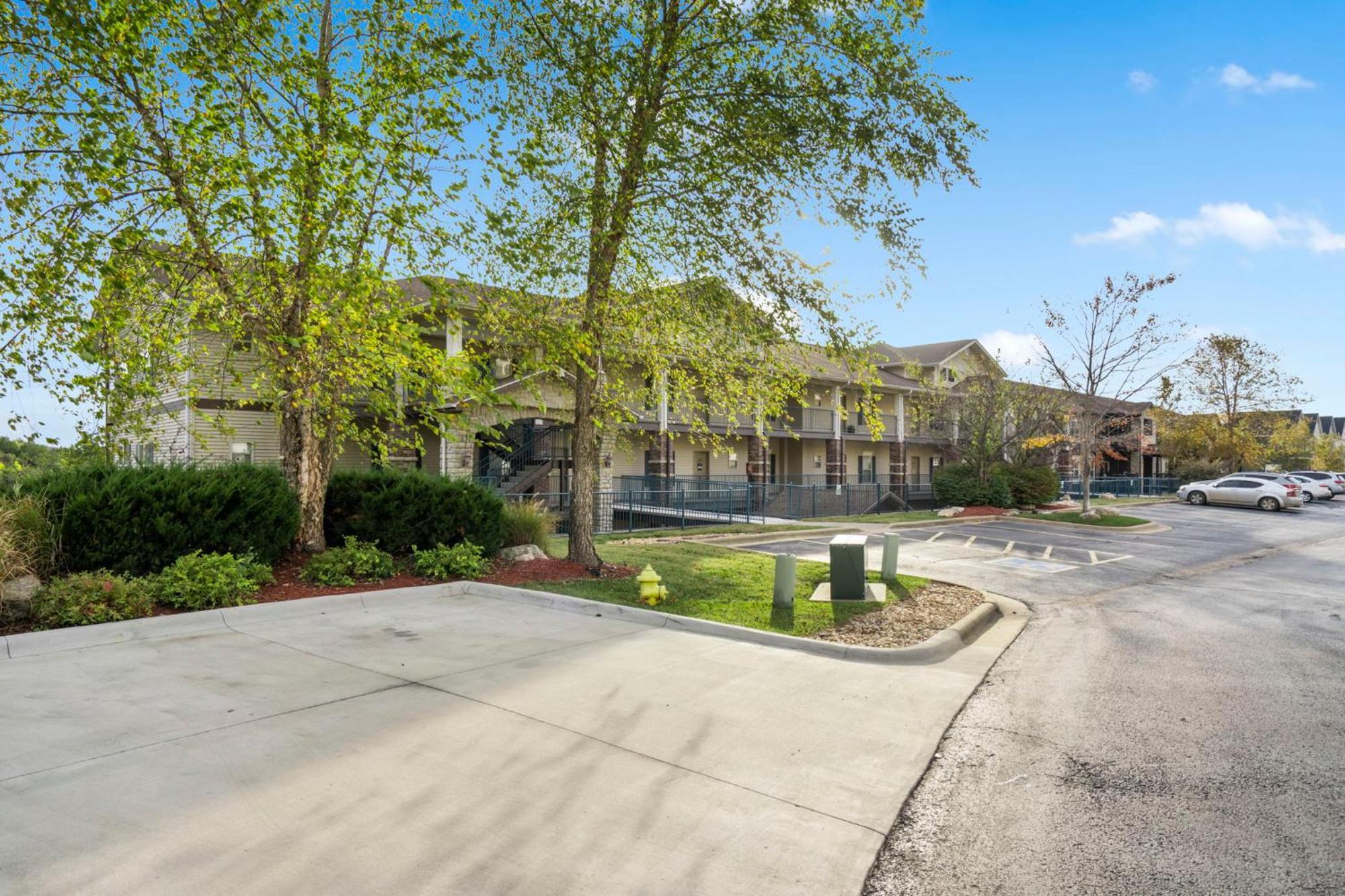 2 Bedroom 0condo W Deck & Wooded Views-free Attraction Tickets-close To State Park Marina Holiday home Branson