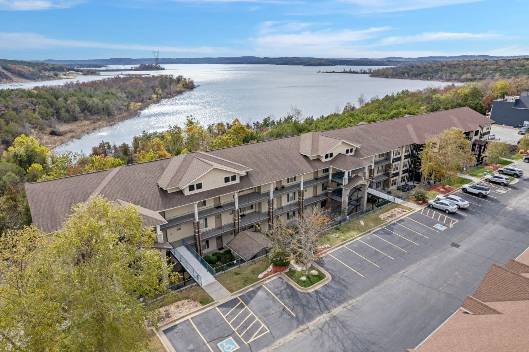 2 Bedroom 0condo W Deck & Wooded Views-free Attraction Tickets-close To State Park Marina * Branson
