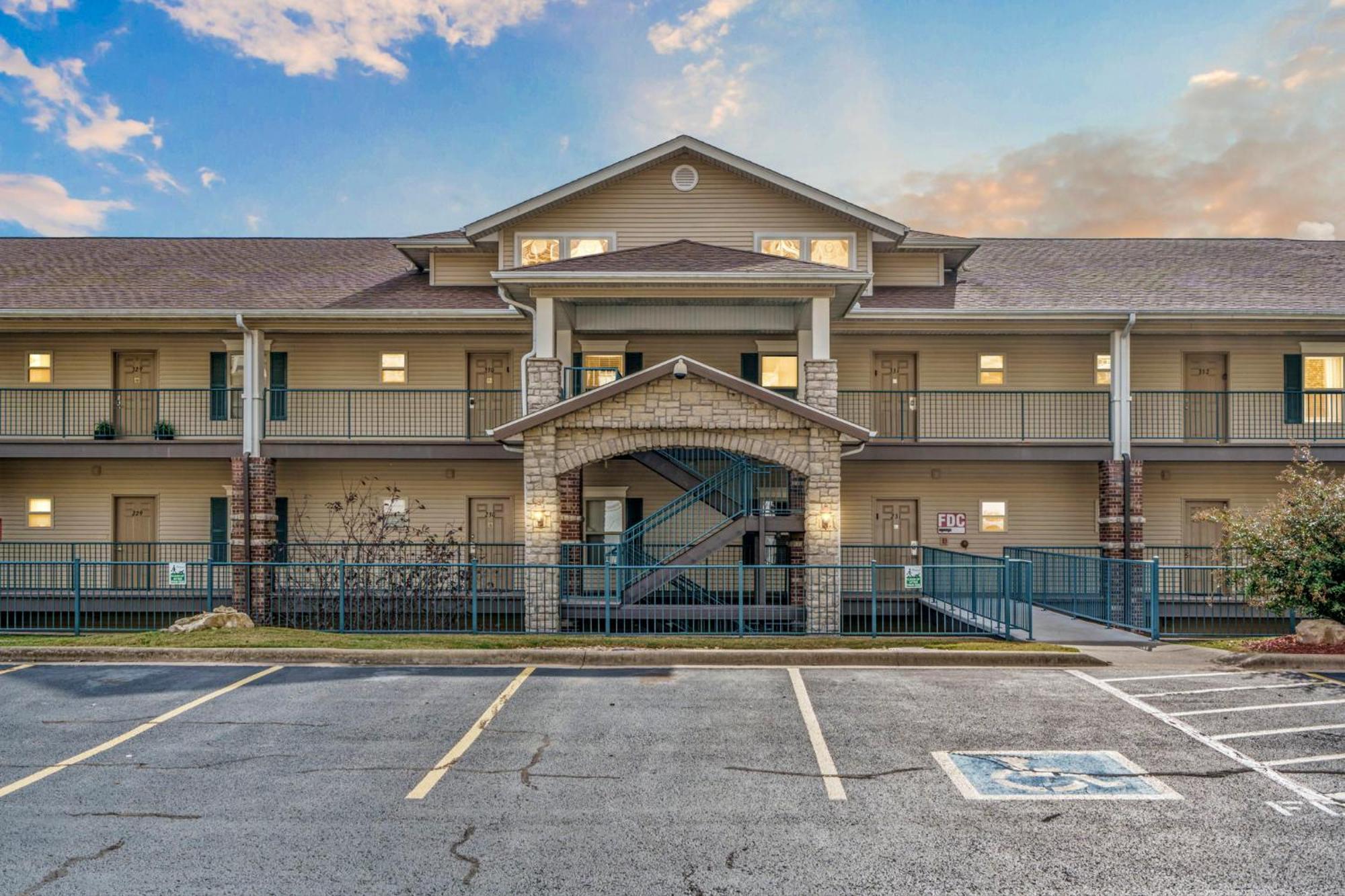 2 Bedroom 0condo W Deck & Wooded Views-free Attraction Tickets-close To State Park Marina Holiday home Branson
