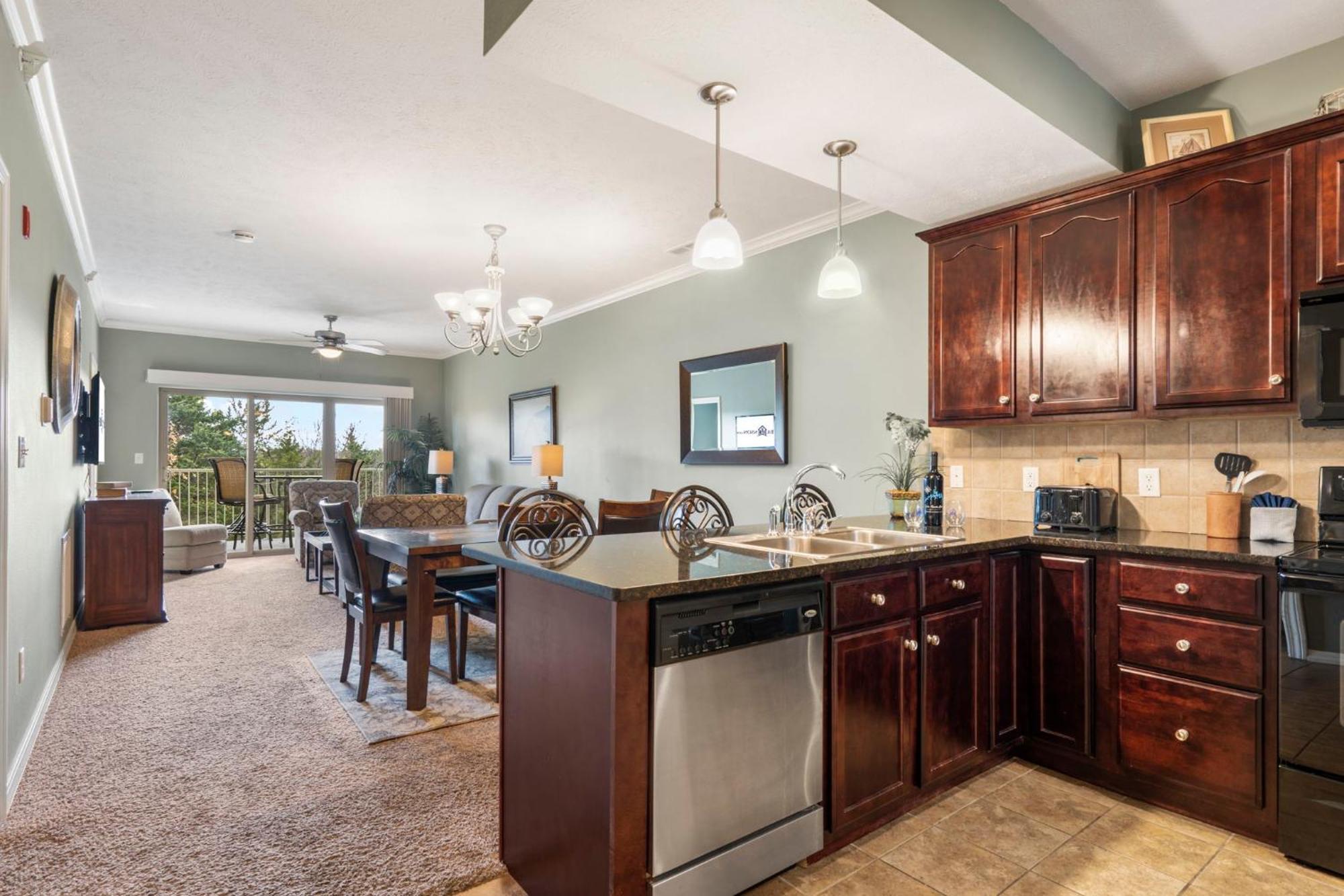 2 Bedroom 0condo W Deck & Wooded Views-free Attraction Tickets-close To State Park Marina Branson