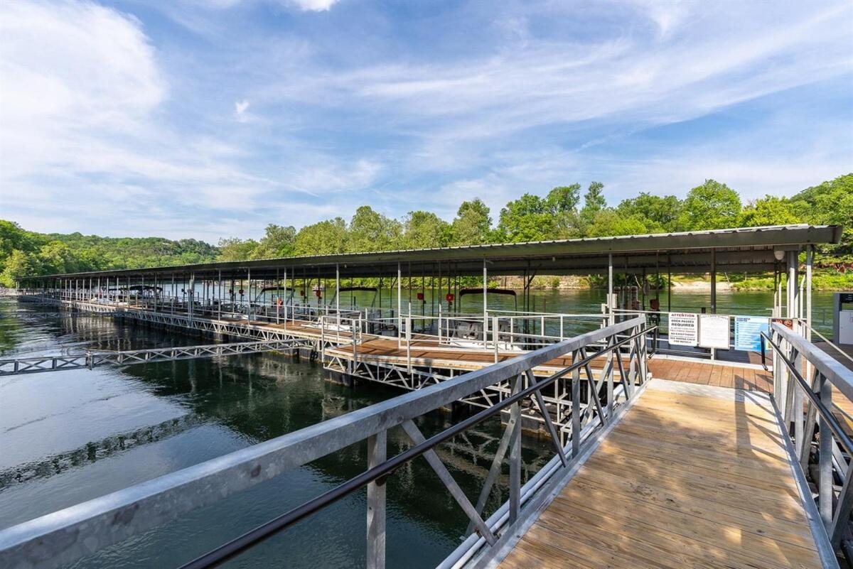 Fall Creek 34-7, Screened Porch, Pet Friendly, Great Location Apartment *