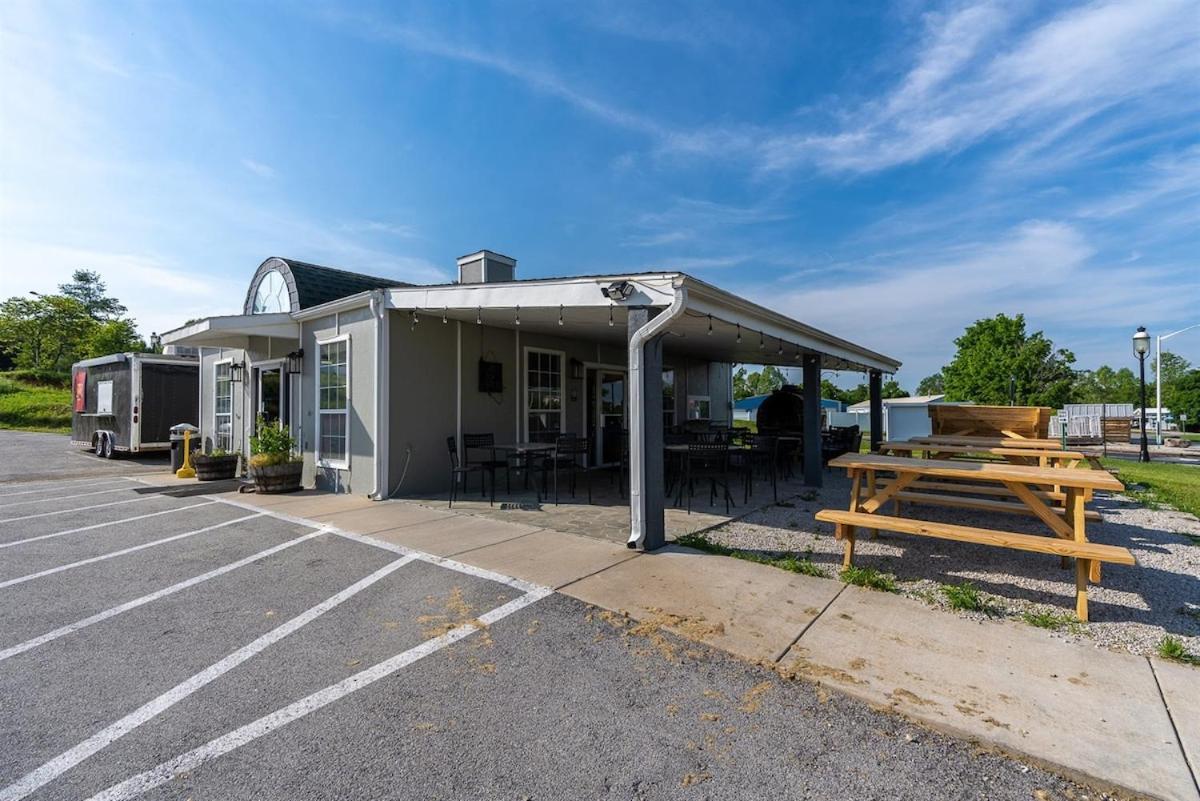 Apartment Fall Creek 34-7, Screened Porch, Pet Friendly, Great Location Branson
