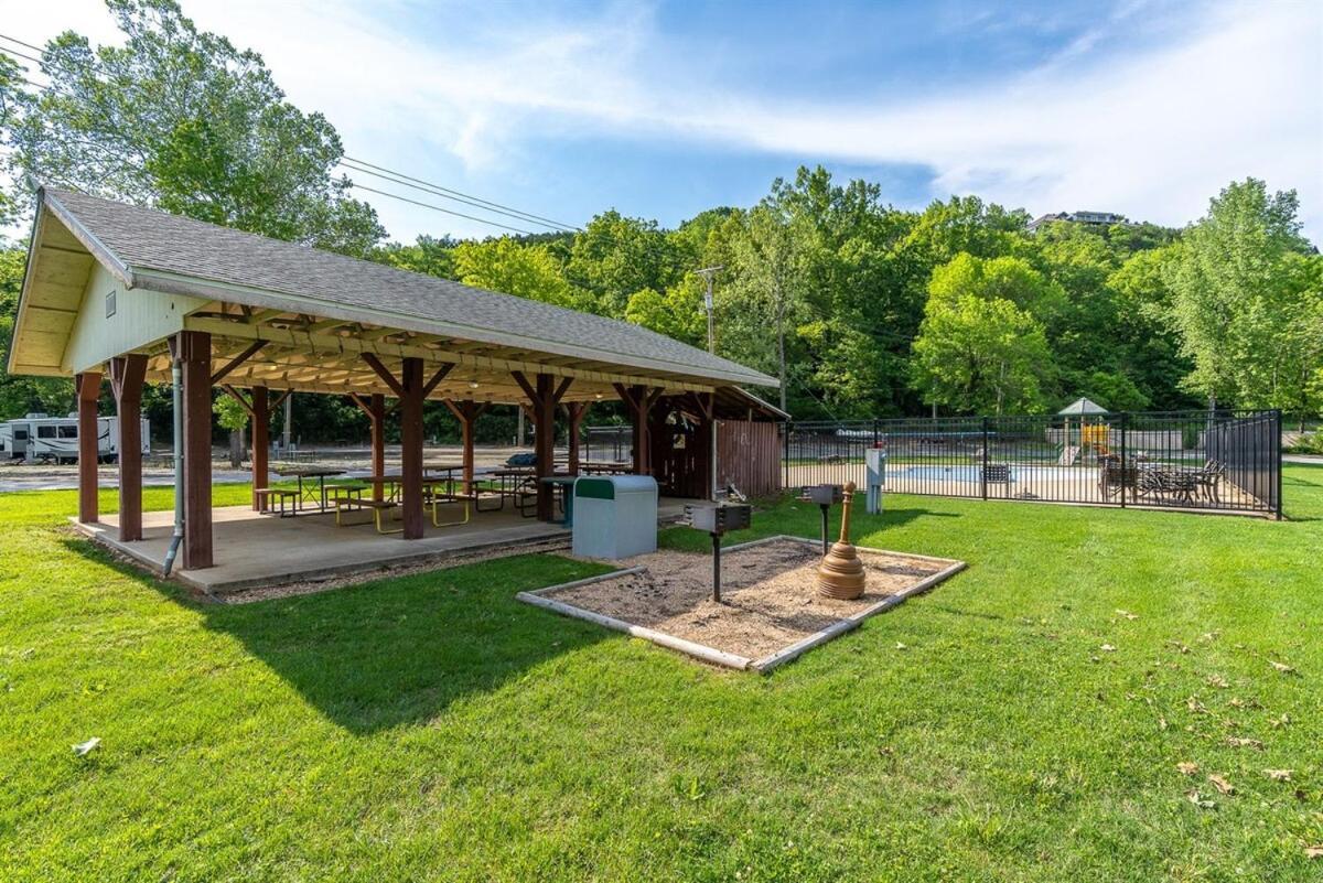 Fall Creek 34-7, Screened Porch, Pet Friendly, Great Location Apartment *