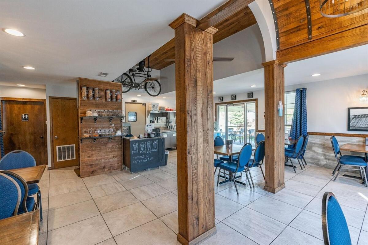 Fall Creek 34-7, Screened Porch, Pet Friendly, Great Location Branson