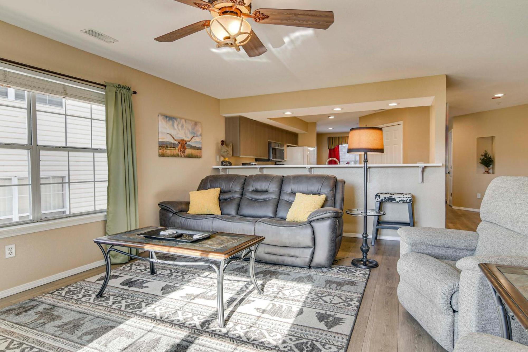 Apartment Sunroom With Golf Views Condo!