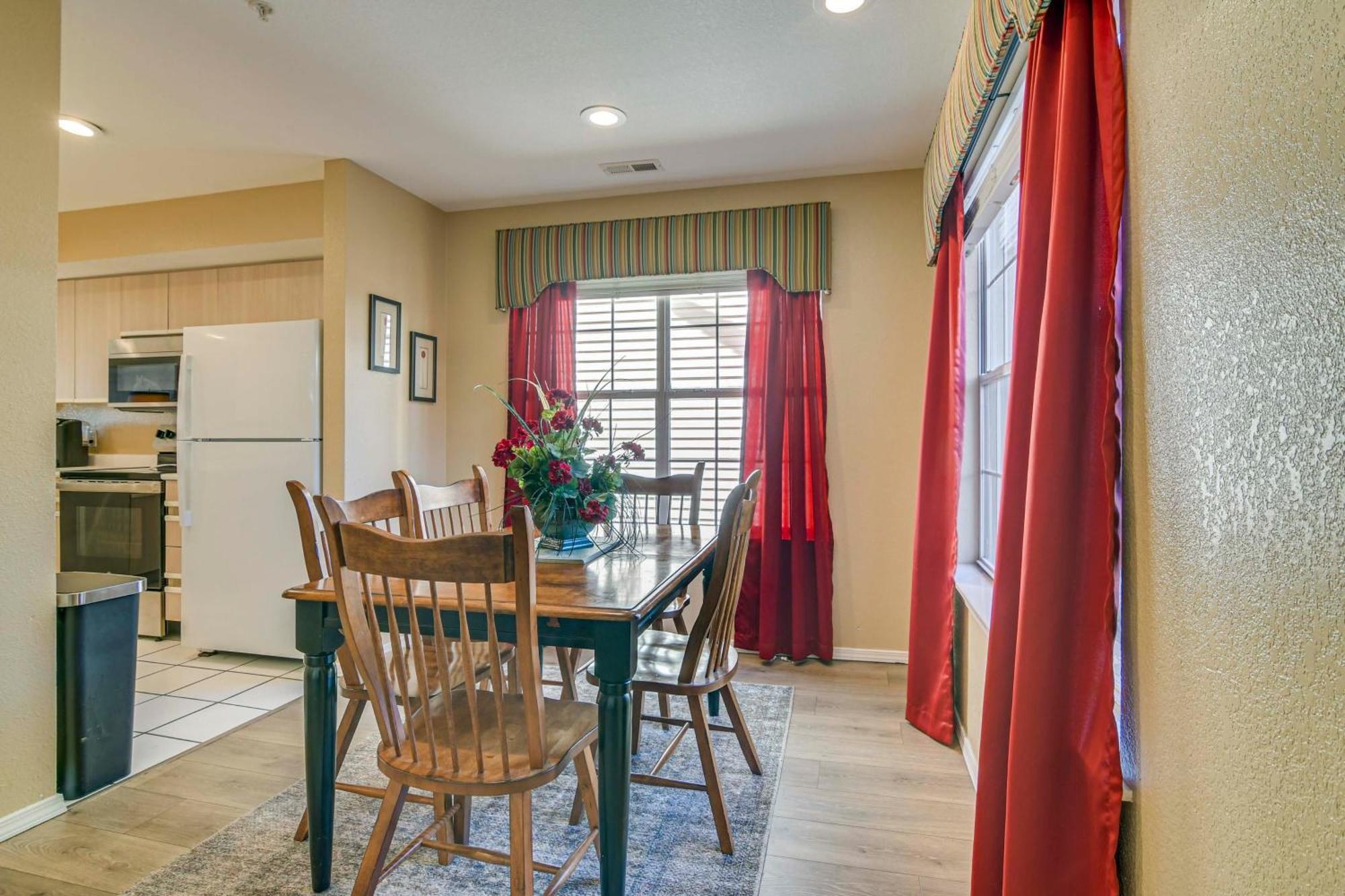 Apartment Sunroom With Golf Views Condo!