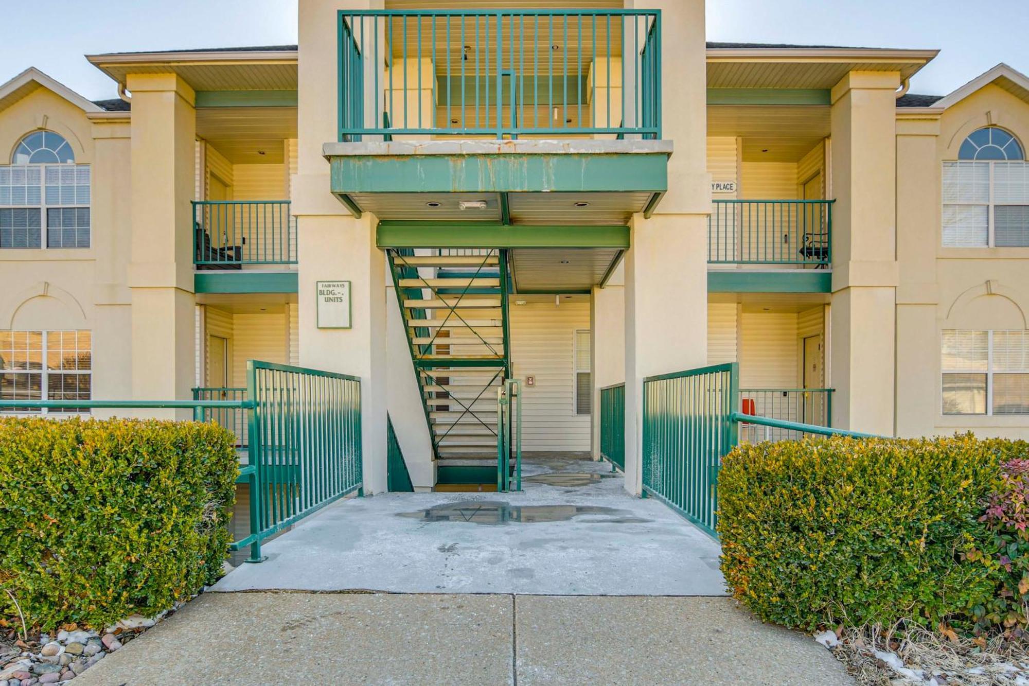 Sunroom With Golf Views Condo!