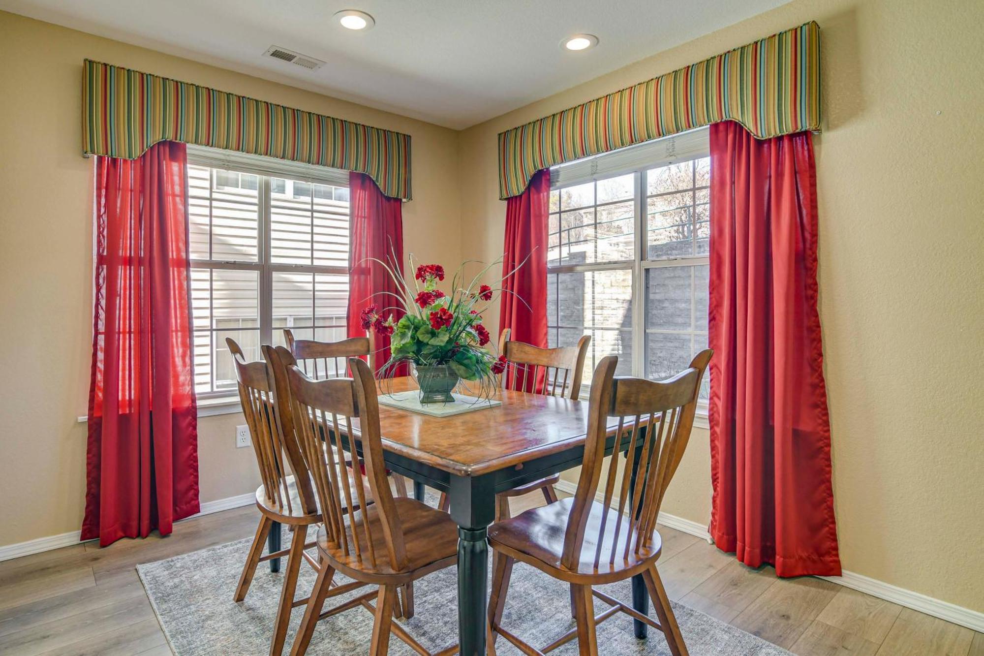 Apartment Sunroom With Golf Views Condo!