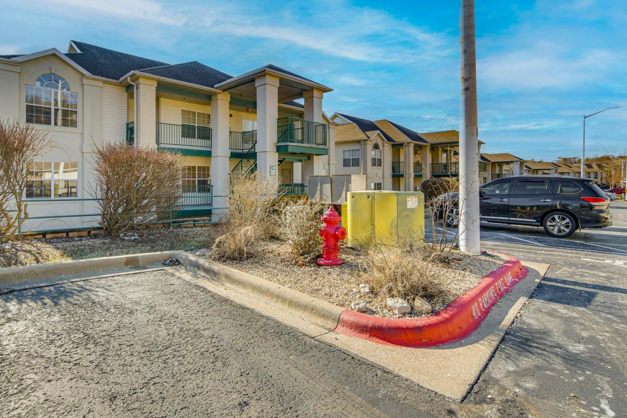 Apartment Sunroom With Golf Views Condo!