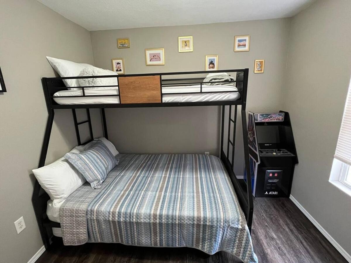 Apartment 3 Bedroom Vy2903-6, Sleeps 11, Between Strip & Sdc