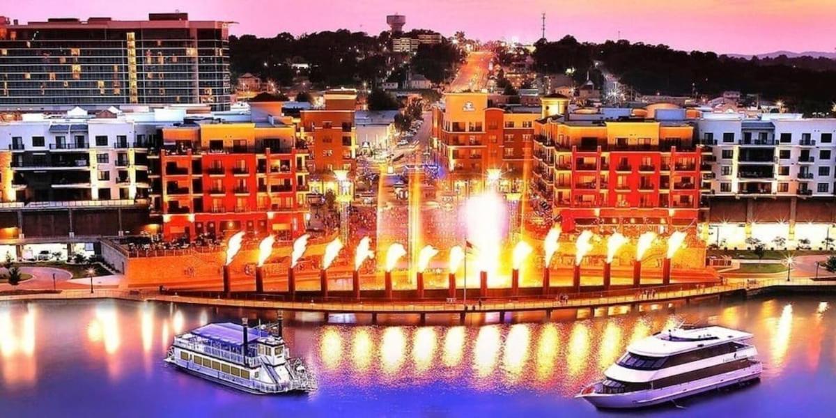 Apartment 3 Bedroom Vy2903-6, Sleeps 11, Between Strip & Sdc