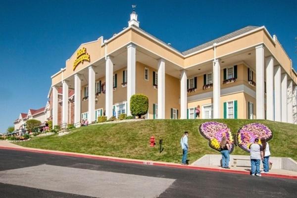 Apartment 3 Bedroom Vy2903-6, Sleeps 11, Between Strip & Sdc