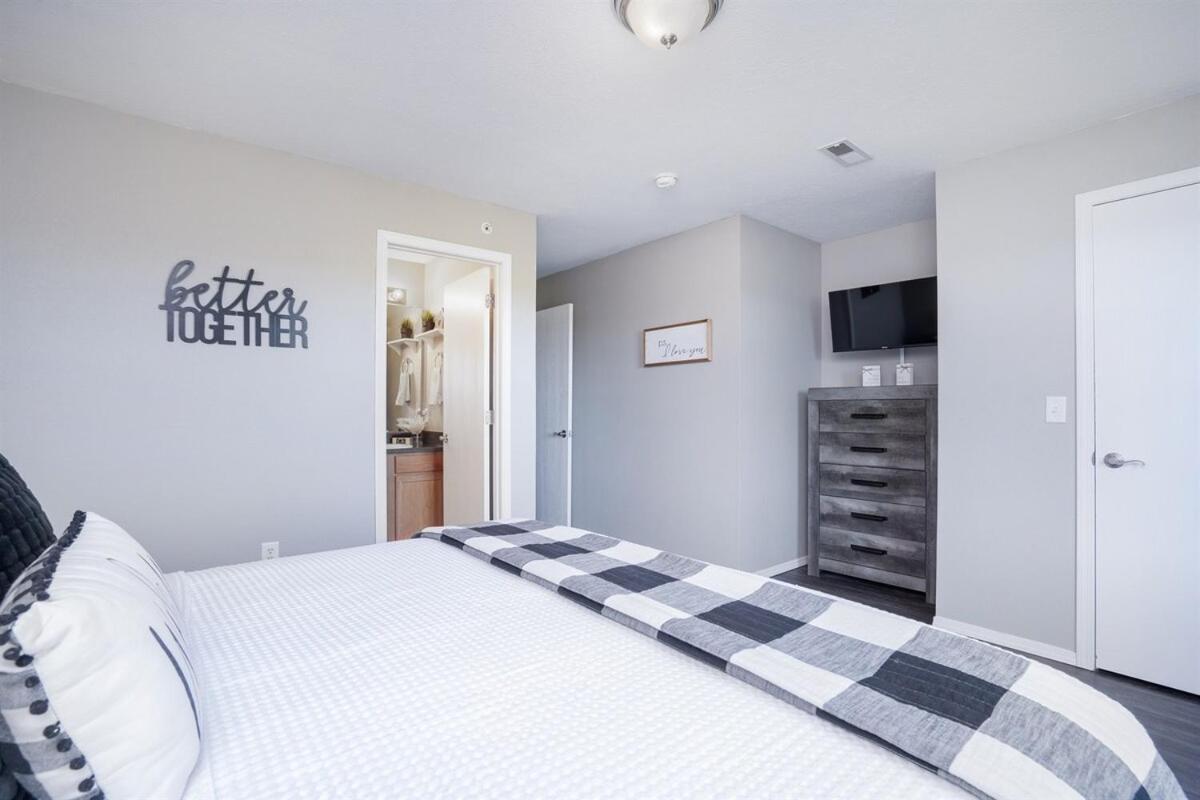 Apartment 3 Bedroom Vy2903-6, Sleeps 11, Between Strip & Sdc