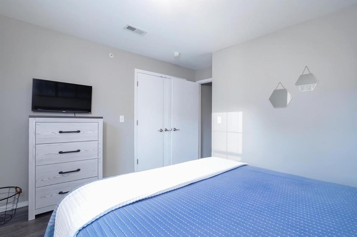 Apartment 3 Bedroom Vy2903-6, Sleeps 11, Between Strip & Sdc