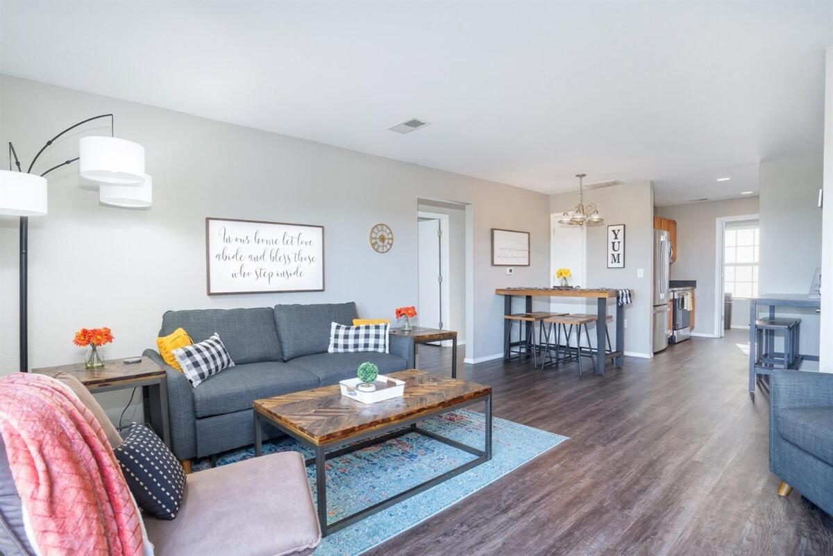 Apartment 3 Bedroom Vy2903-6, Sleeps 11, Between Strip & Sdc *