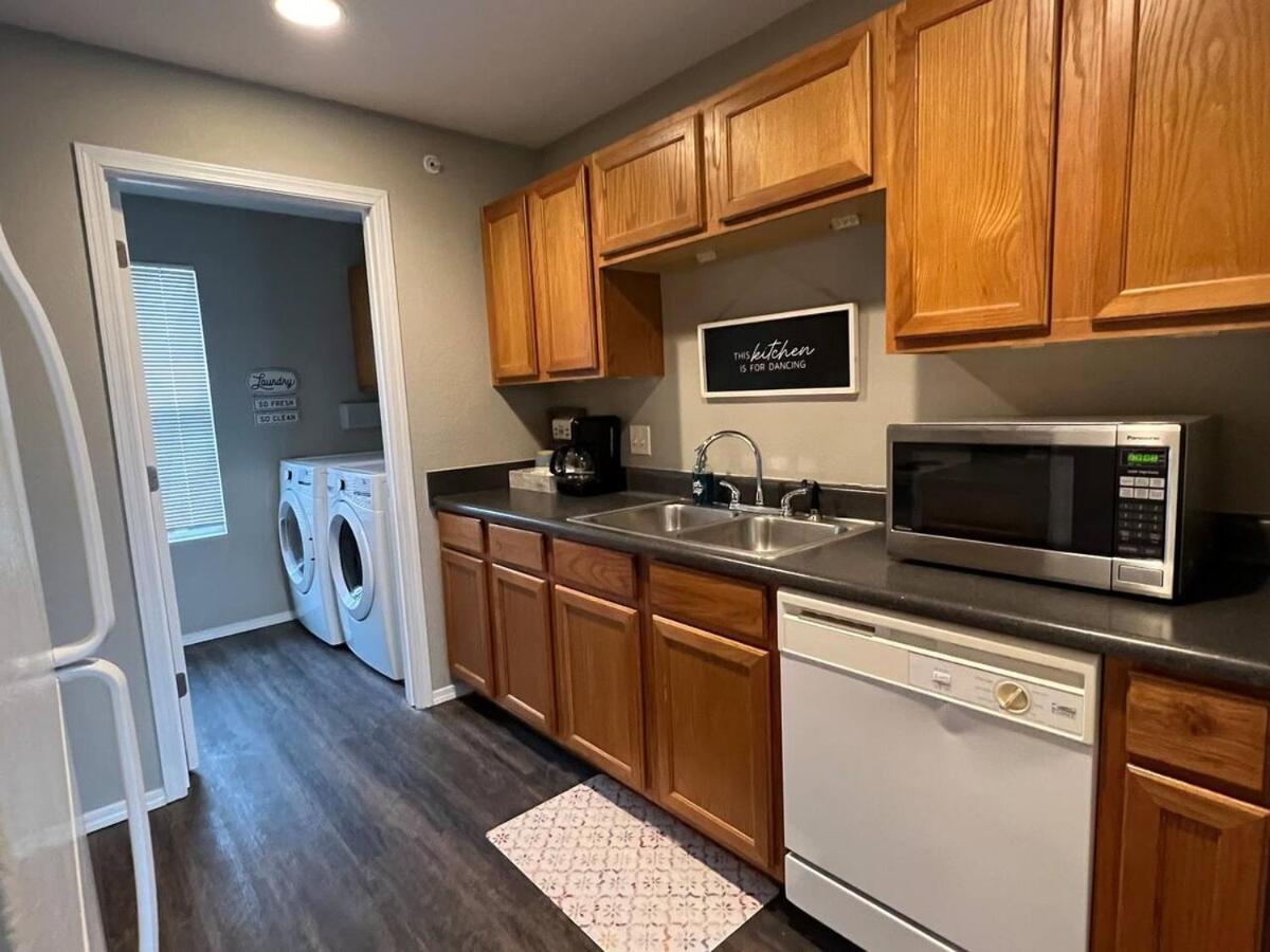 3 Bedroom Vy2903-6, Sleeps 11, Between Strip & Sdc Apartment