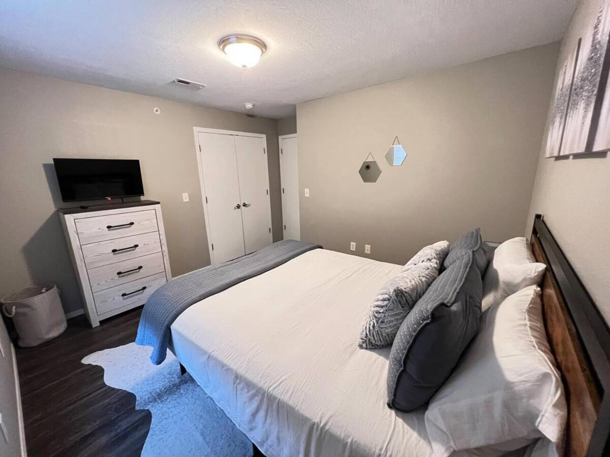 3 Bedroom Vy2903-6, Sleeps 11, Between Strip & Sdc Apartment