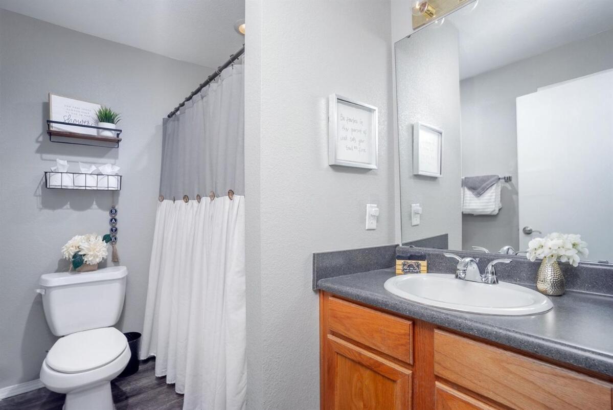Apartment 3 Bedroom Vy2903-6, Sleeps 11, Between Strip & Sdc