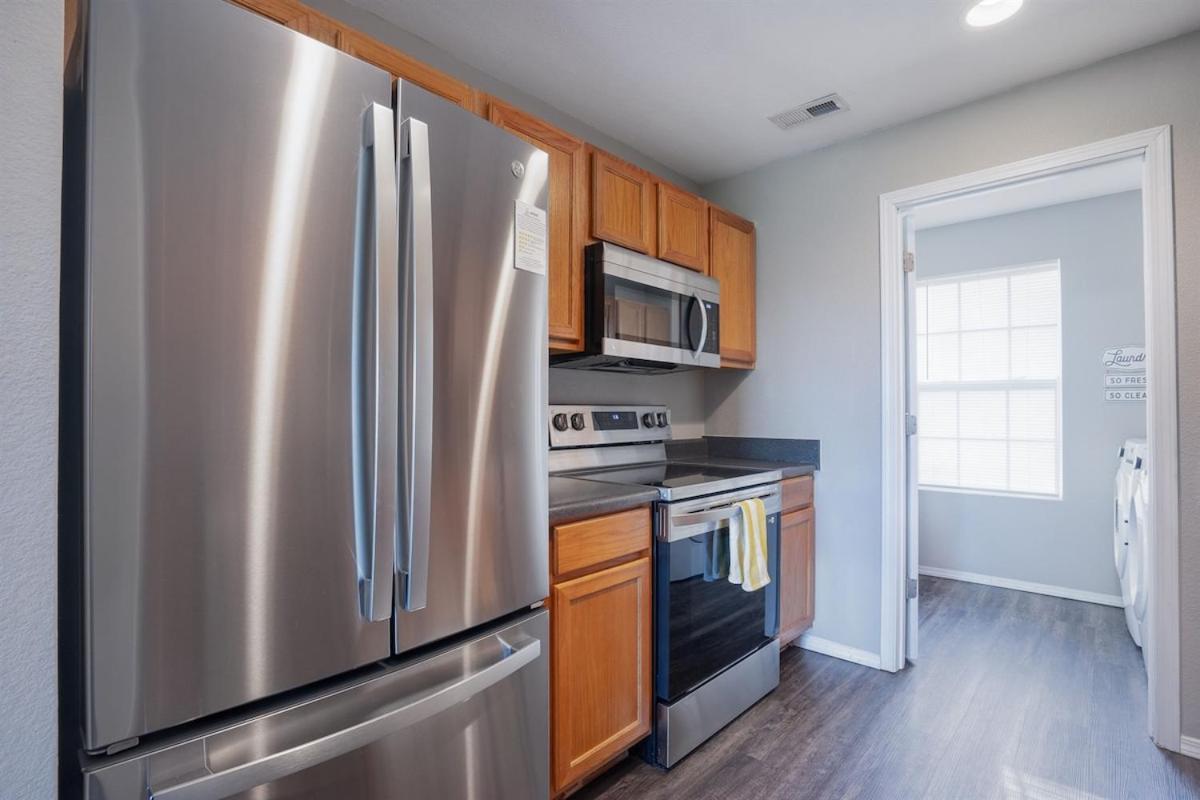 Apartment 3 Bedroom Vy2903-6, Sleeps 11, Between Strip & Sdc