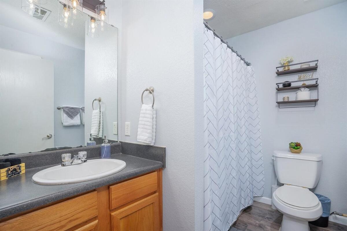 3 Bedroom Vy2901-5, Sleeps 11, Between Strip & Sdc Apartment