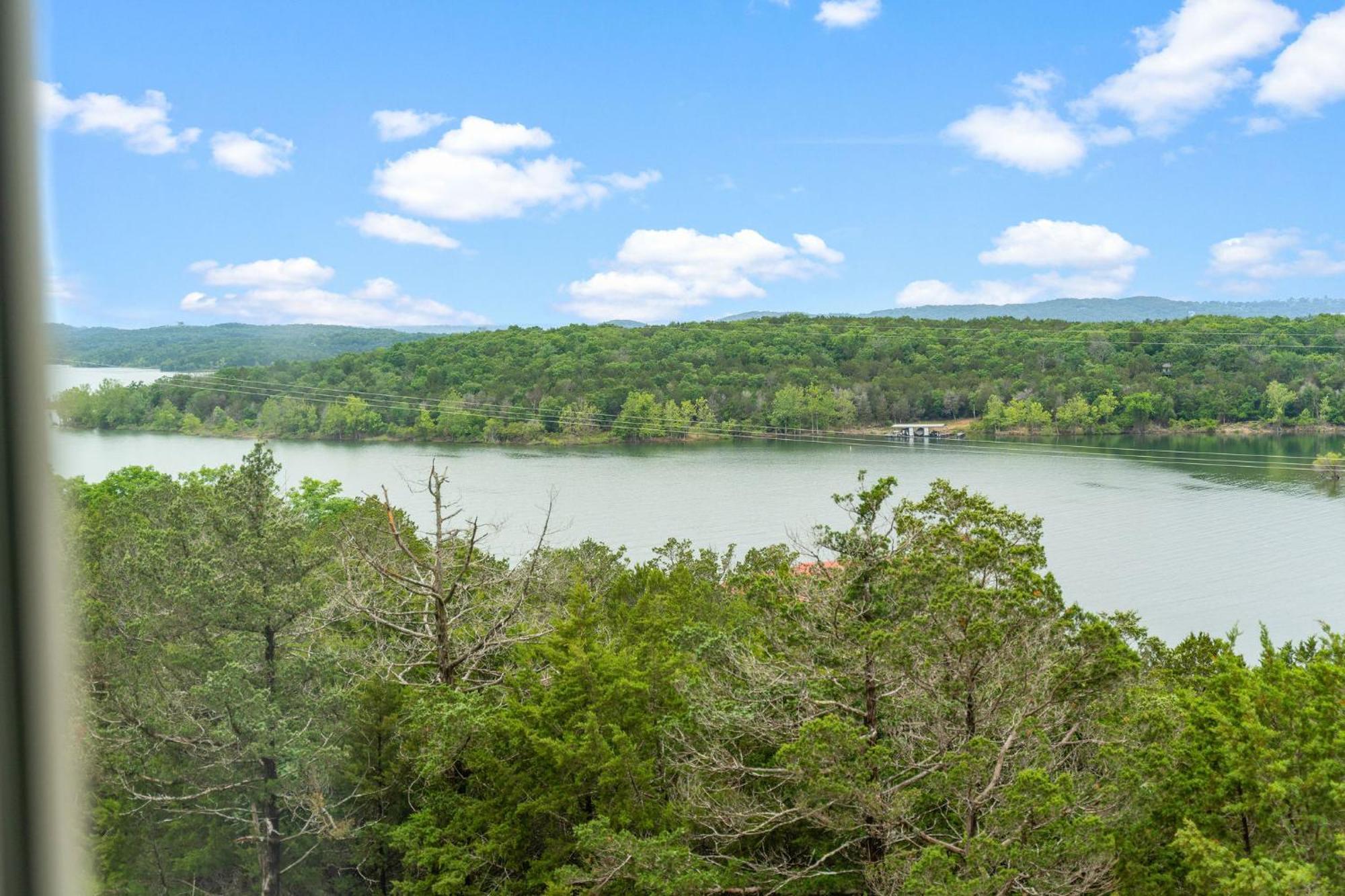 Lakefront Haven With Hot Tub And Gym *