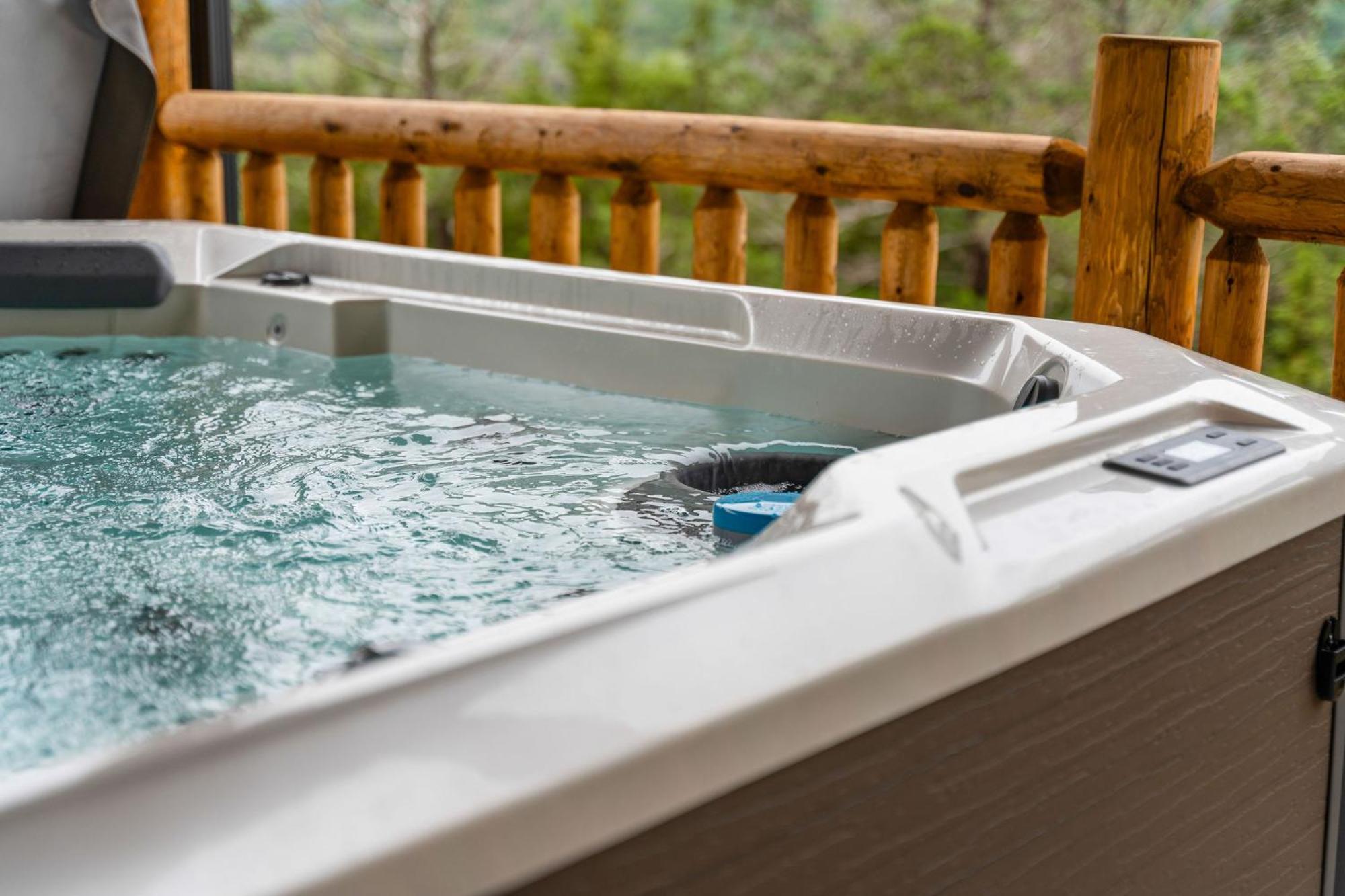 Holiday home Lakefront Haven With Hot Tub And Gym