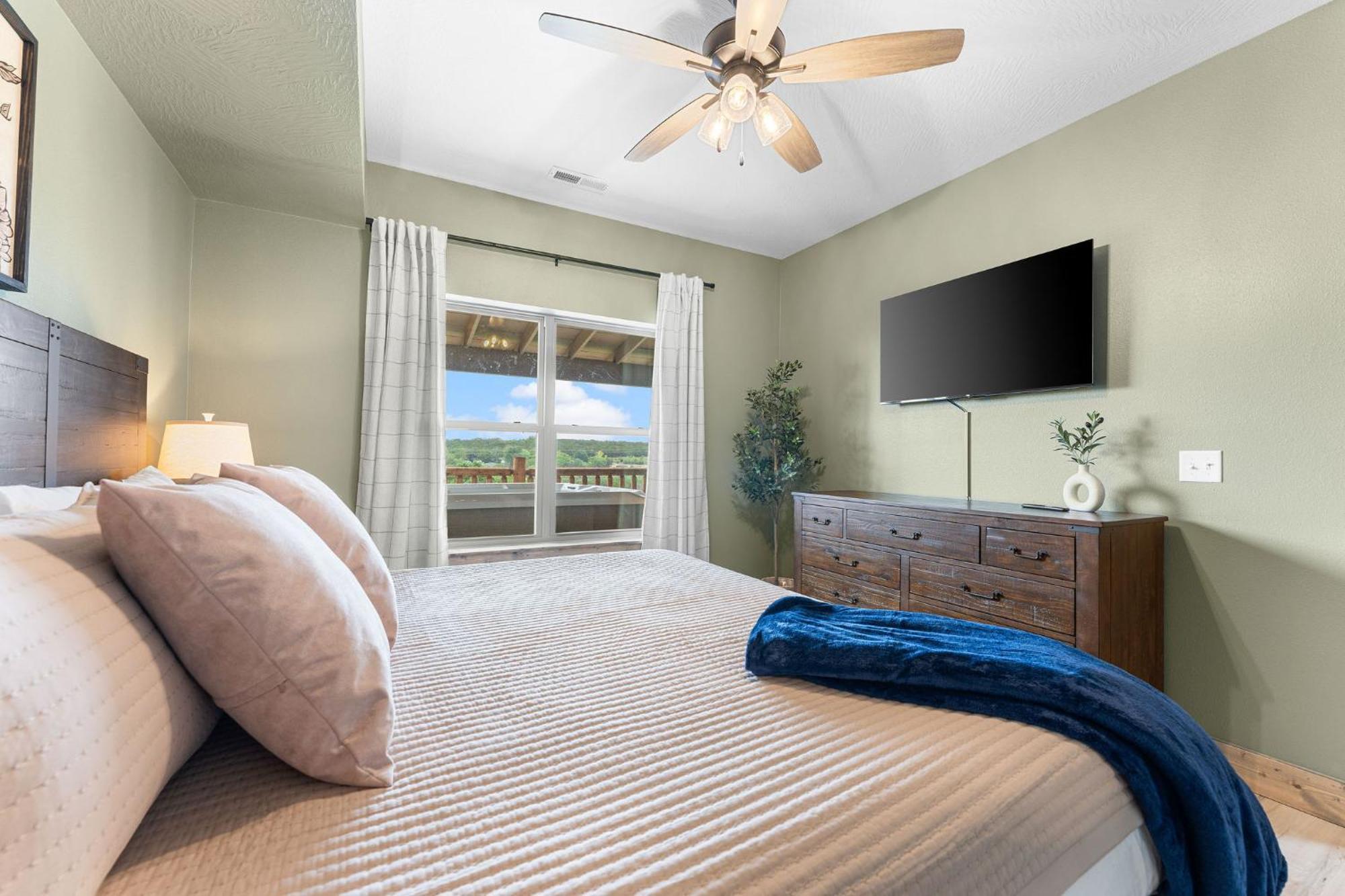 Lakefront Haven With Hot Tub And Gym Holiday home
