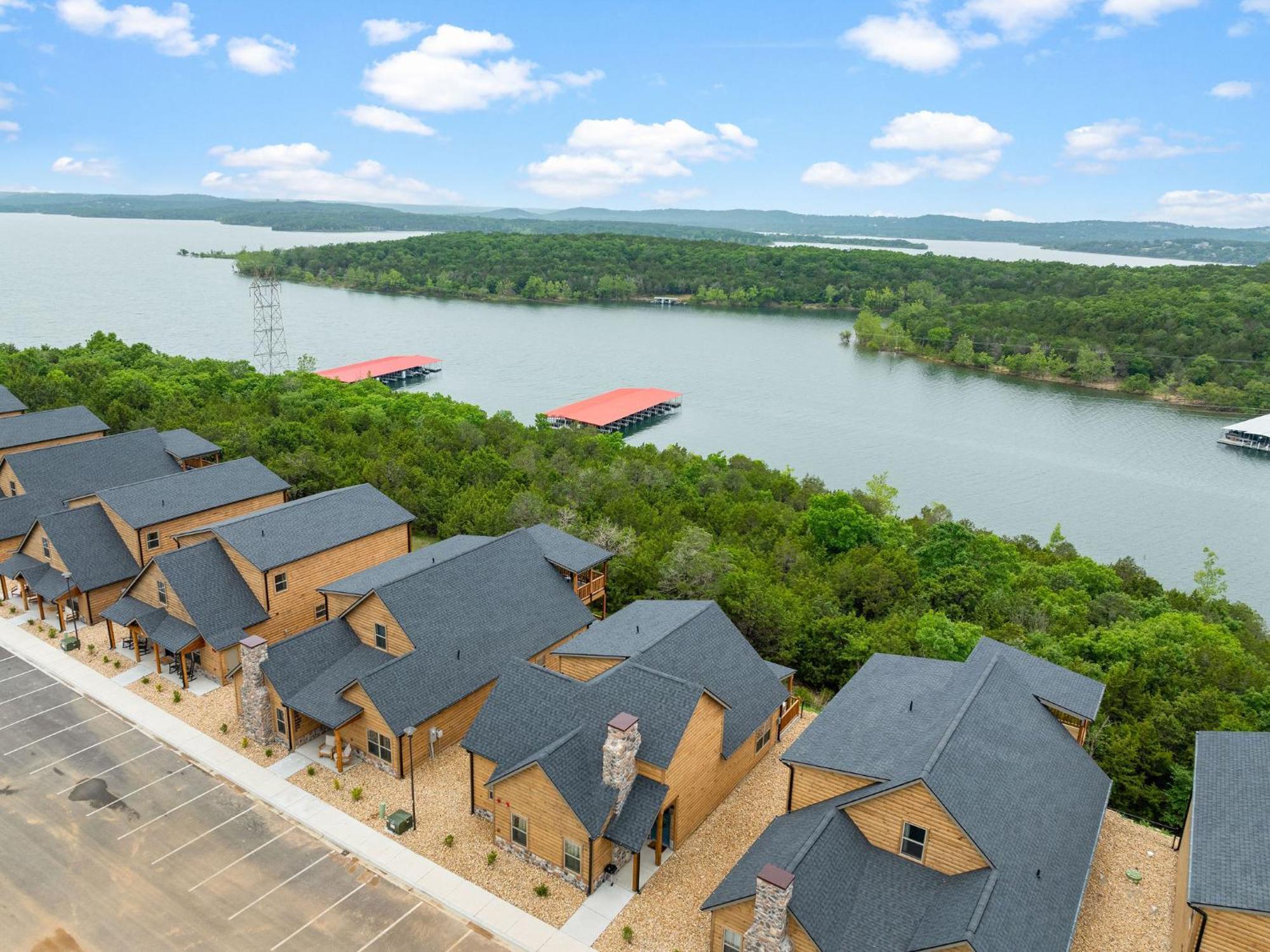 Holiday home Lakefront Haven With Hot Tub And Gym