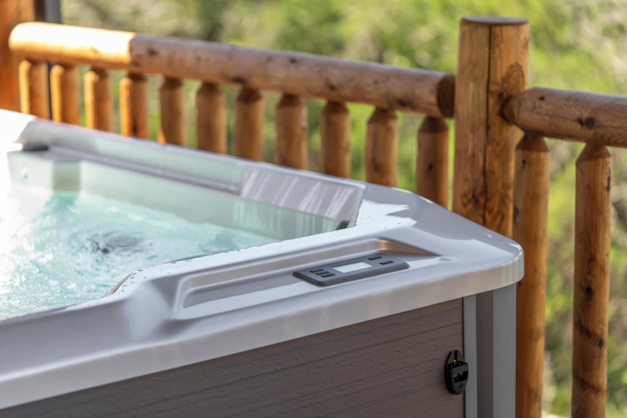 Lakefront Haven With Hot Tub And Gym