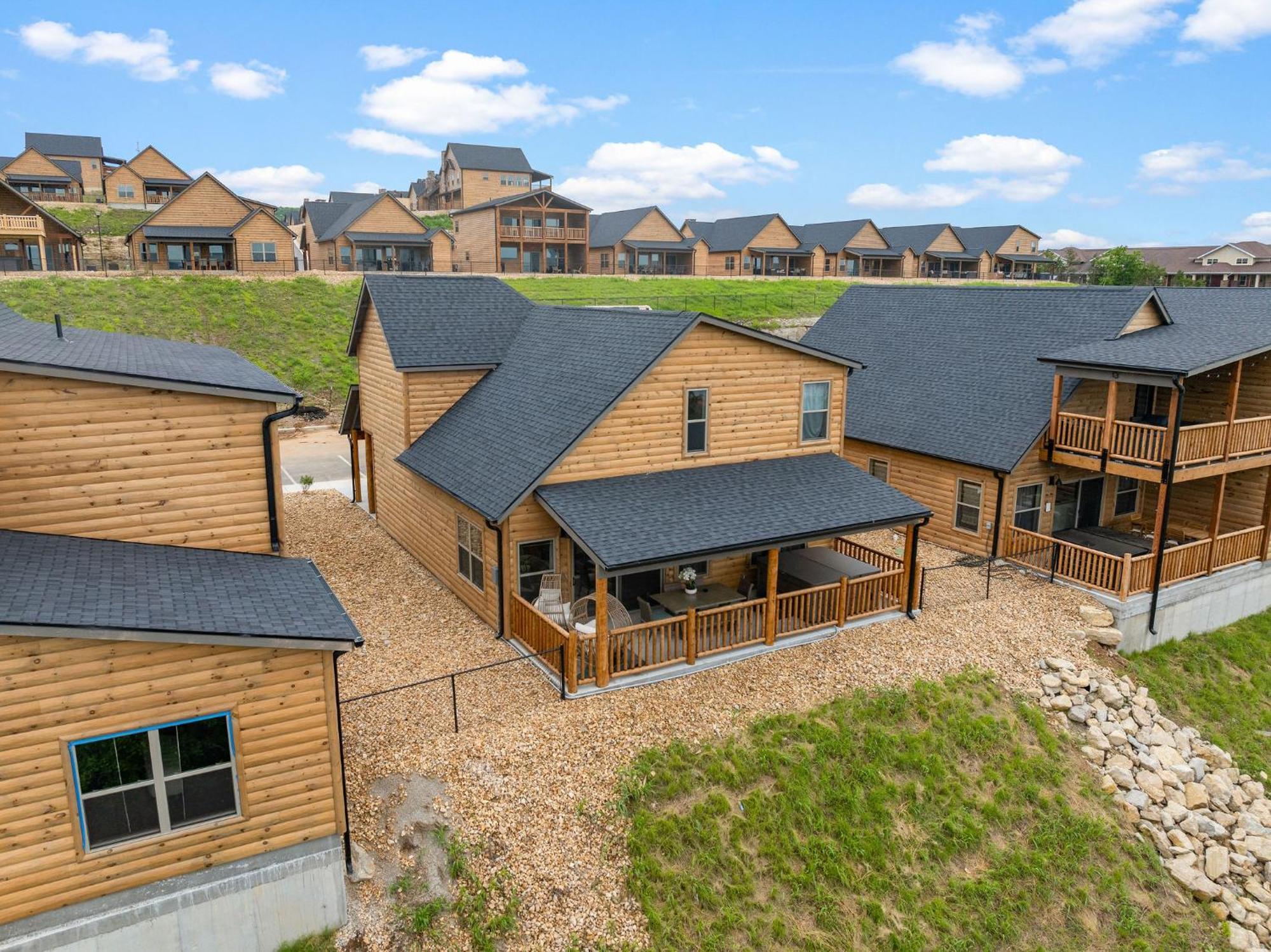 Lakefront Haven With Hot Tub And Gym
