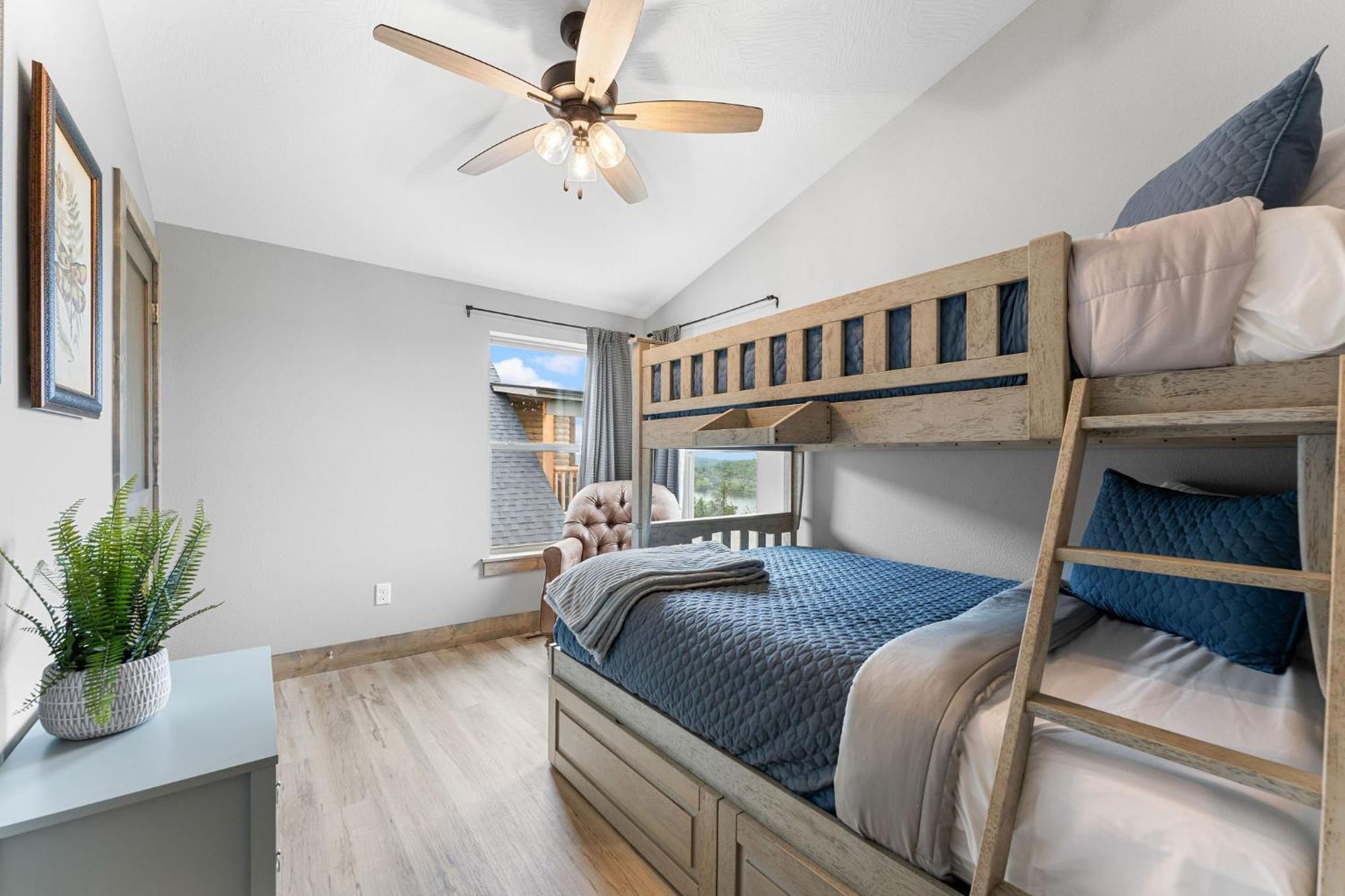 Holiday home Lakefront Haven With Hot Tub And Gym