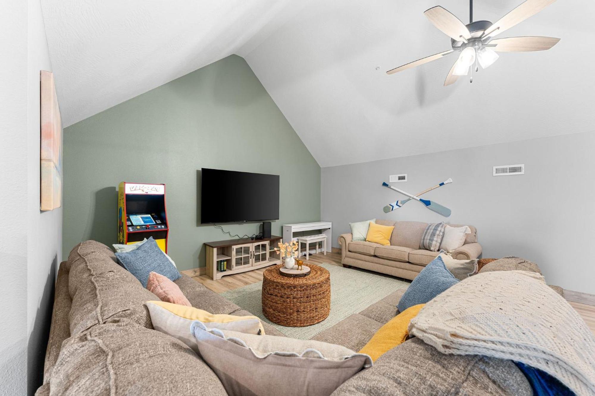 Lakefront Haven With Hot Tub And Gym *