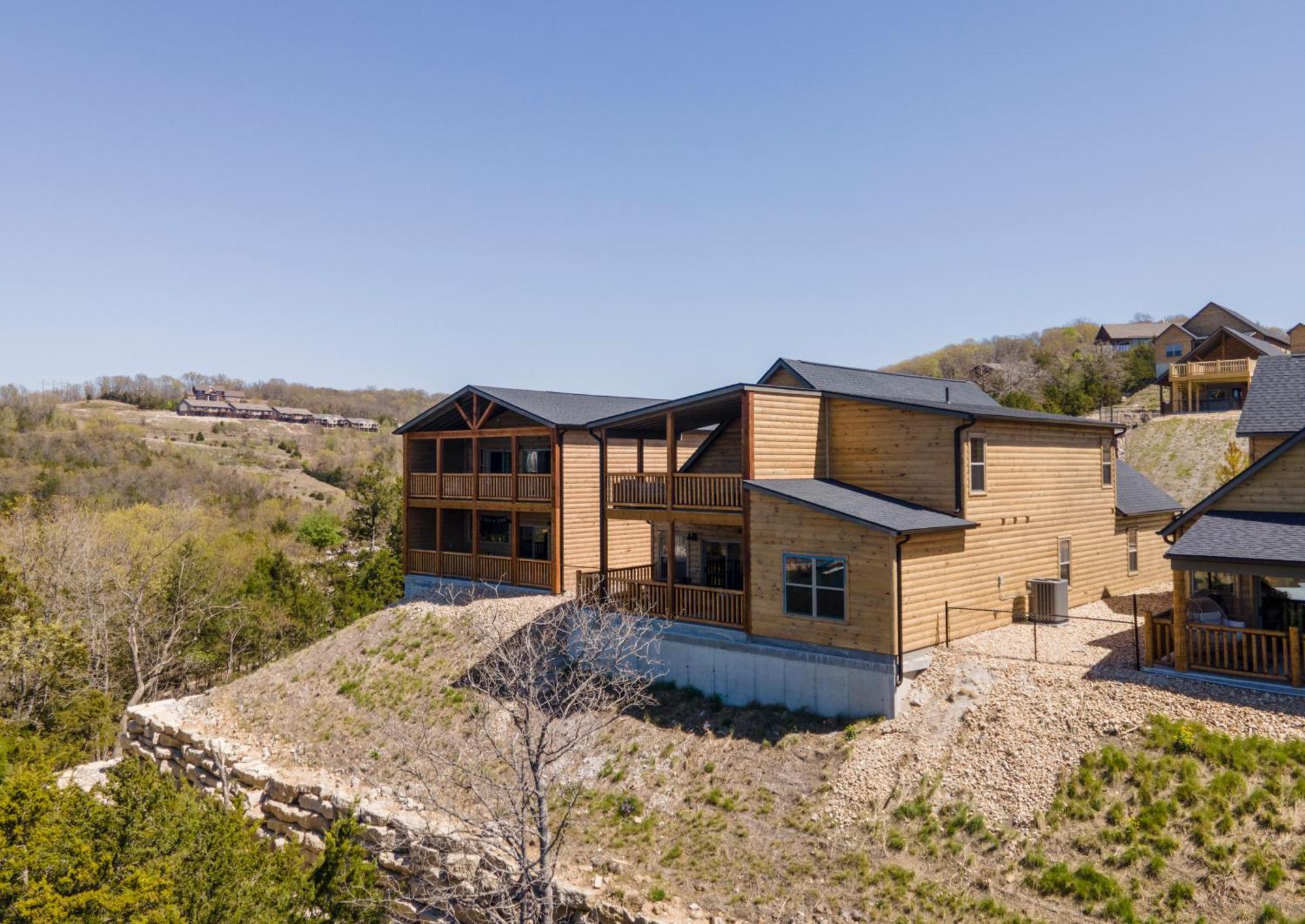 Lakefront Haven With Hot Tub And Gym Holiday home *