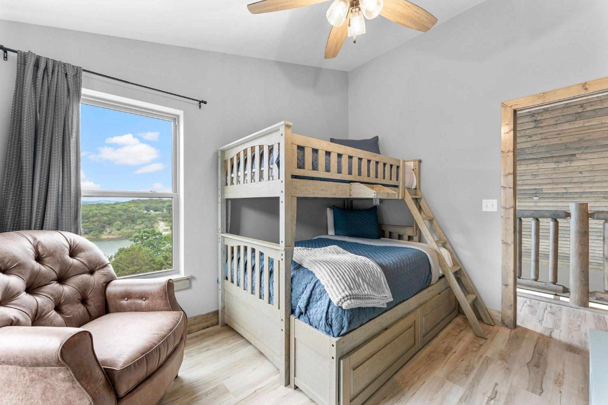 Holiday home Lakefront Haven With Hot Tub And Gym *