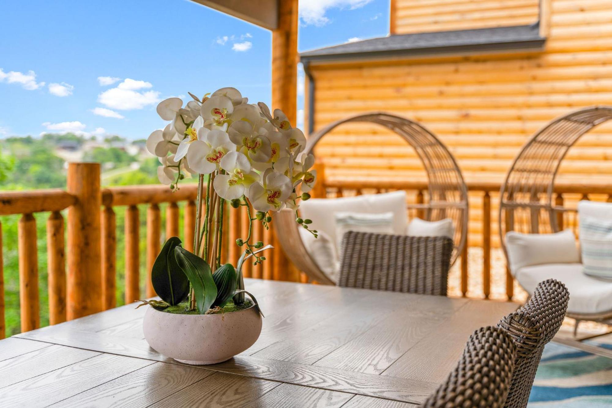 Lakefront Haven With Hot Tub And Gym Holiday home