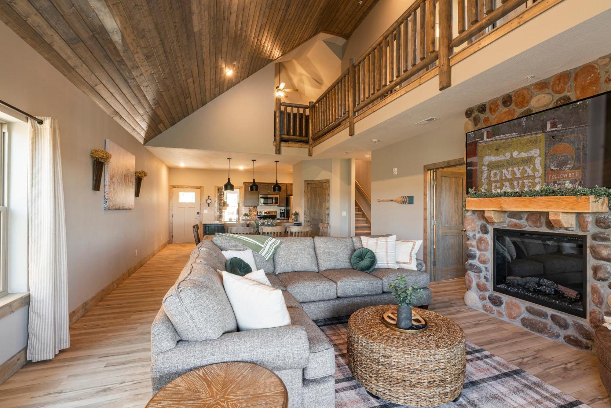 Holiday home Lakefront Haven With Hot Tub And Gym