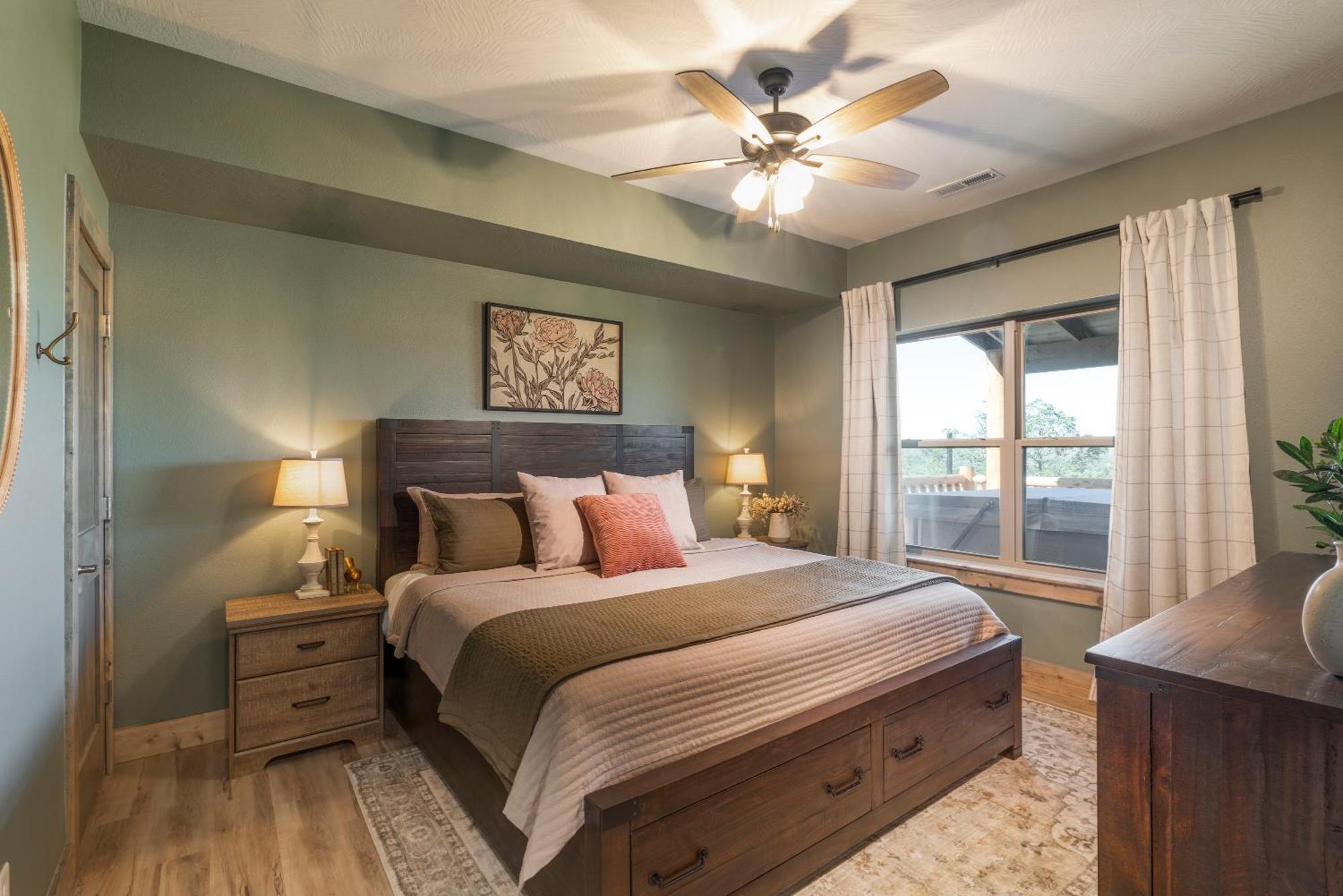 Lakefront Haven With Hot Tub And Gym Holiday home