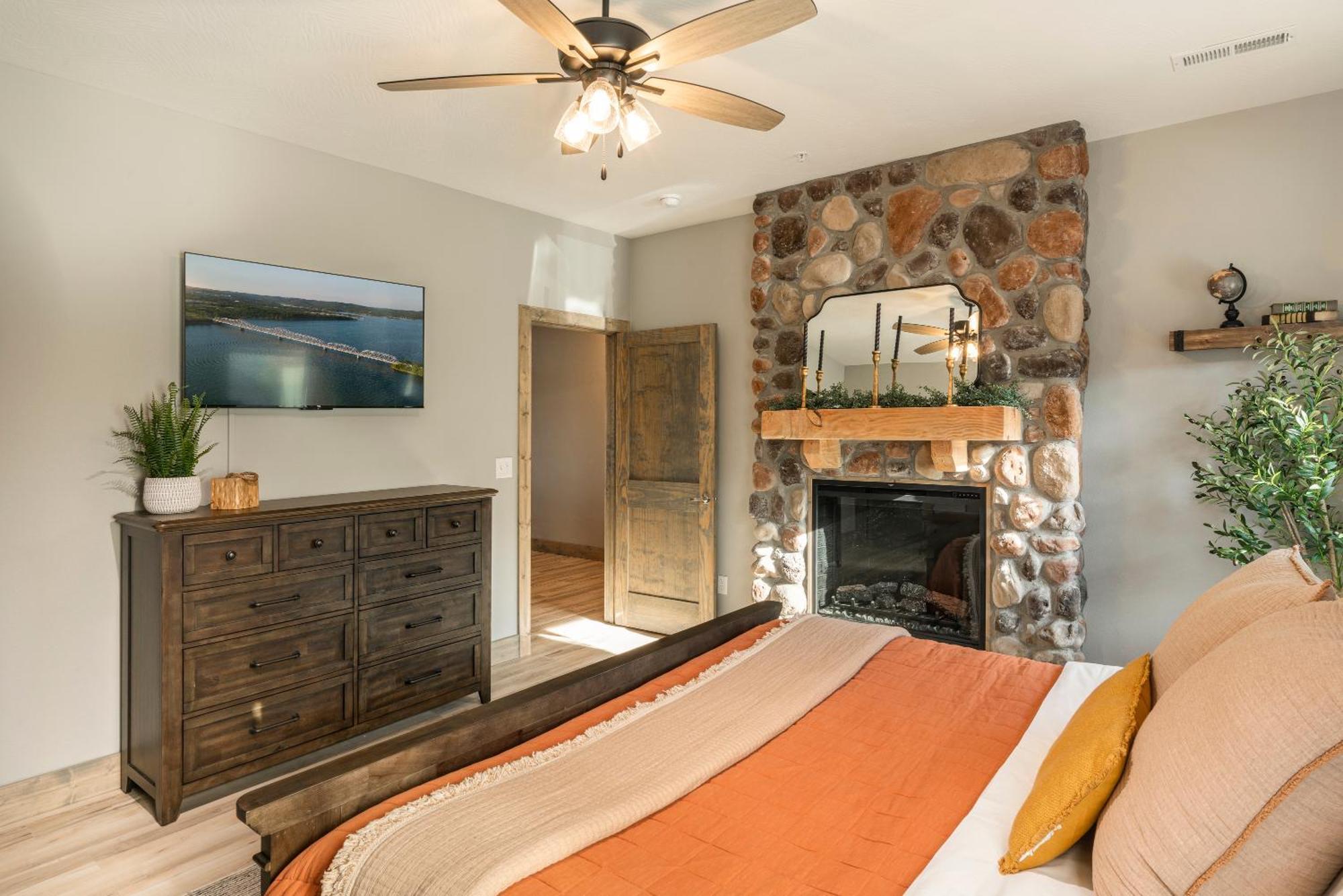 Lakefront Haven With Hot Tub And Gym Branson
