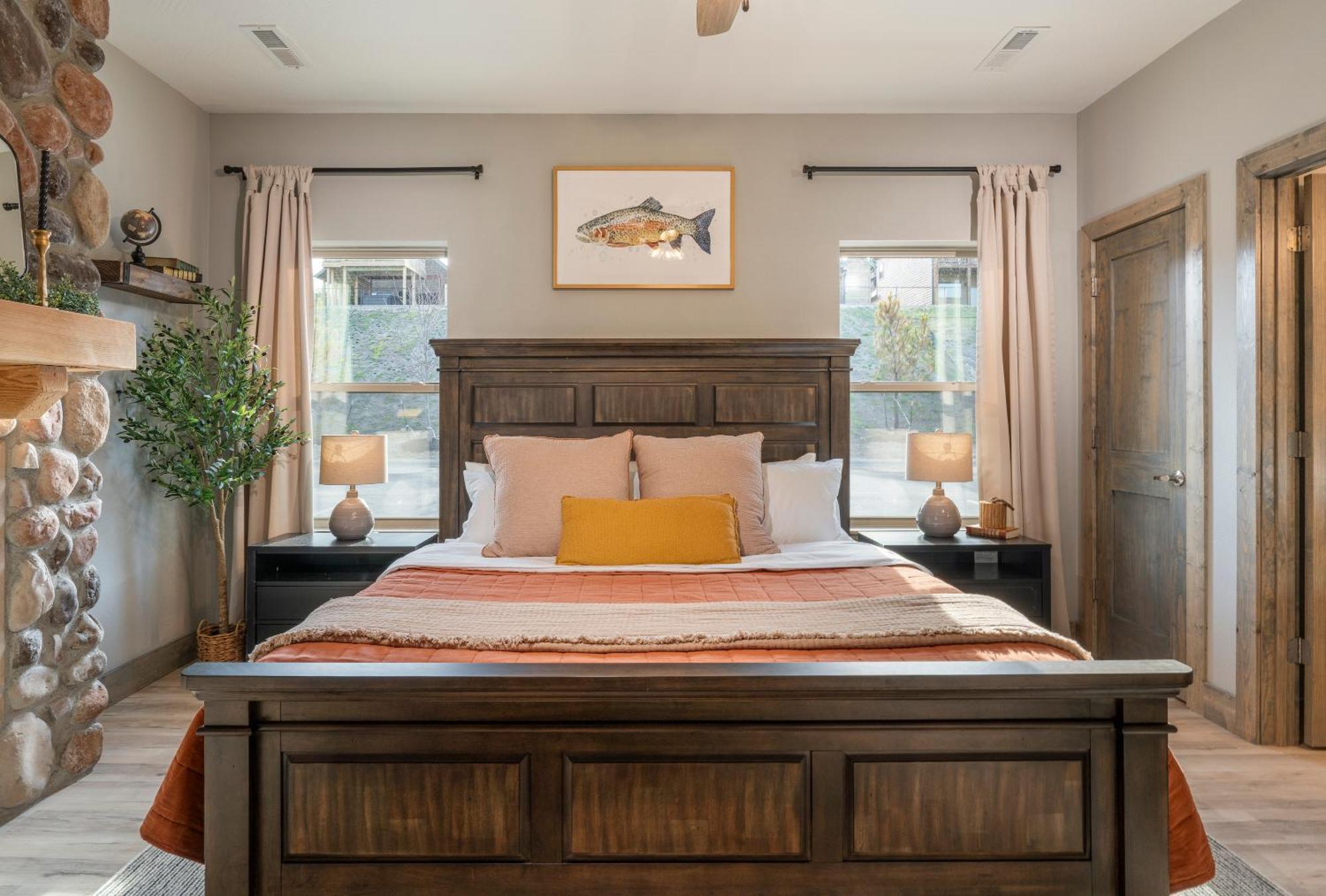 Lakefront Haven With Hot Tub And Gym