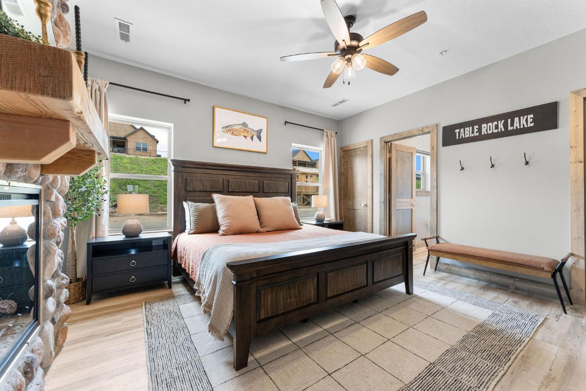 Lakefront Haven With Hot Tub And Gym Holiday home
