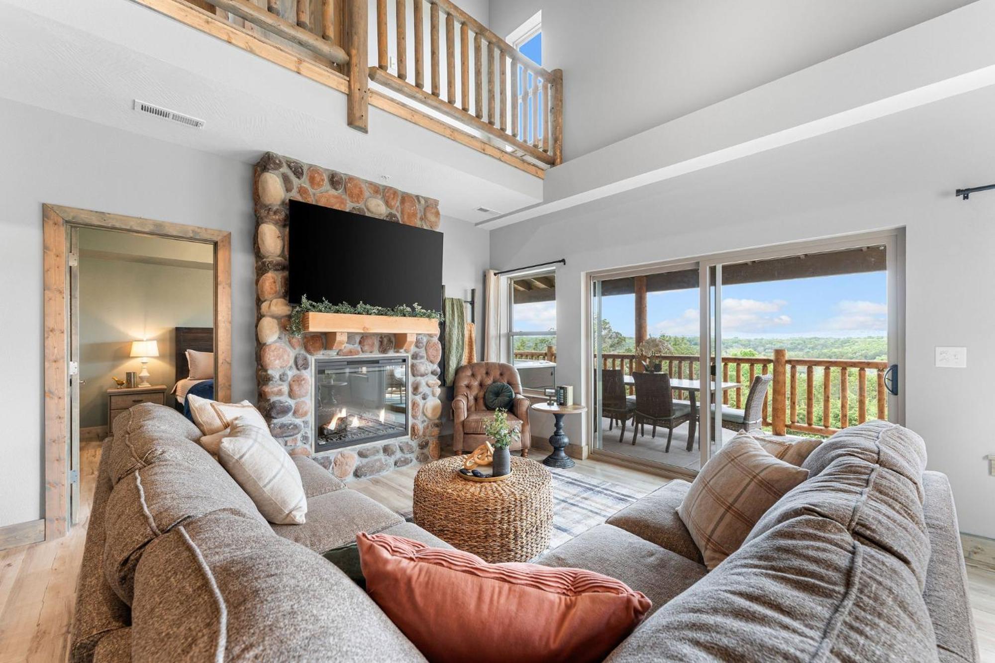 Holiday home Lakefront Haven With Hot Tub And Gym Branson