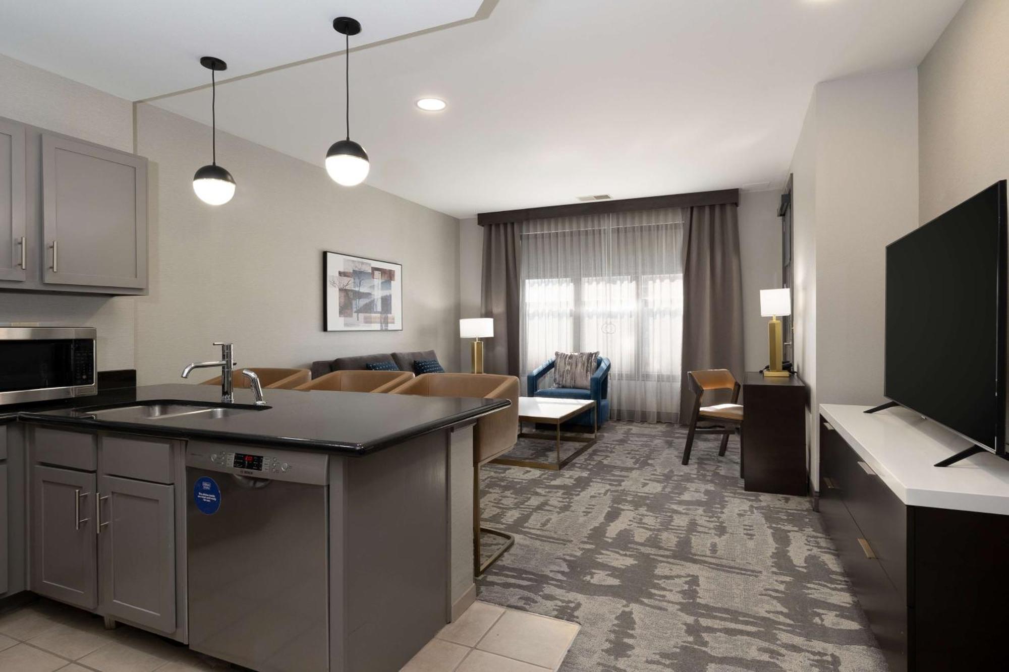 Hilton Promenade Landing 4*