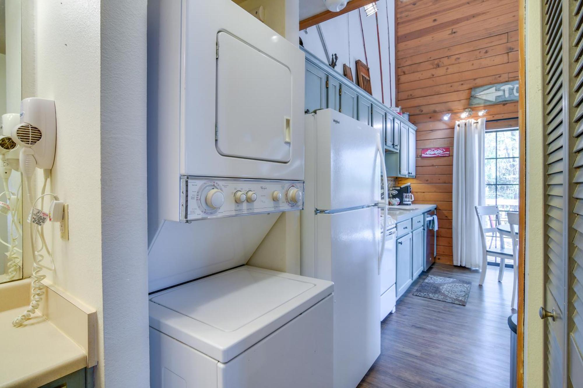 Charming Getaway With Fireplace And Porch Holiday home Branson