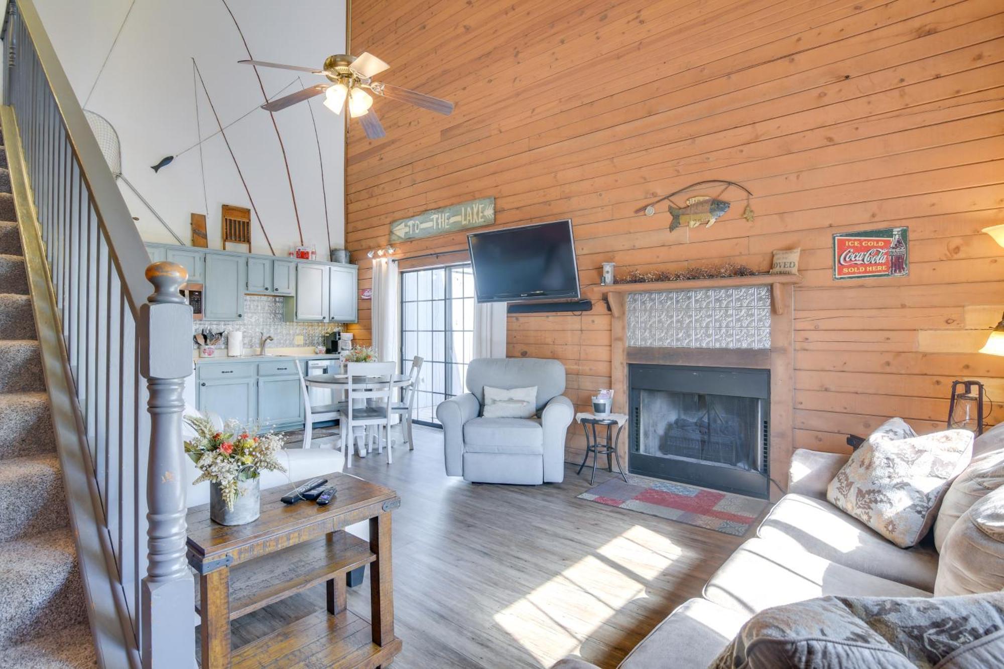 Charming Getaway With Fireplace And Porch Holiday home *