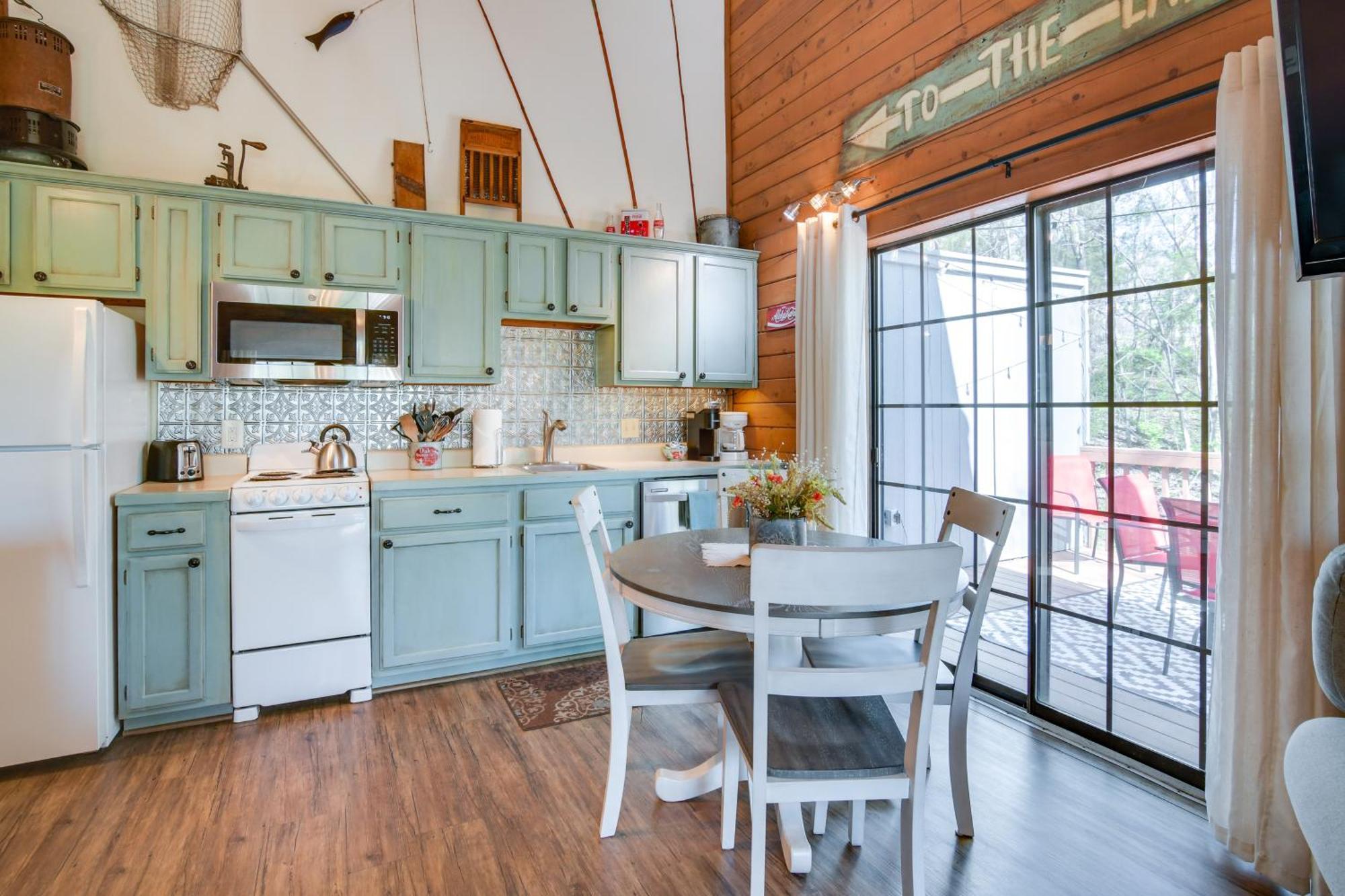 Charming Getaway With Fireplace And Porch