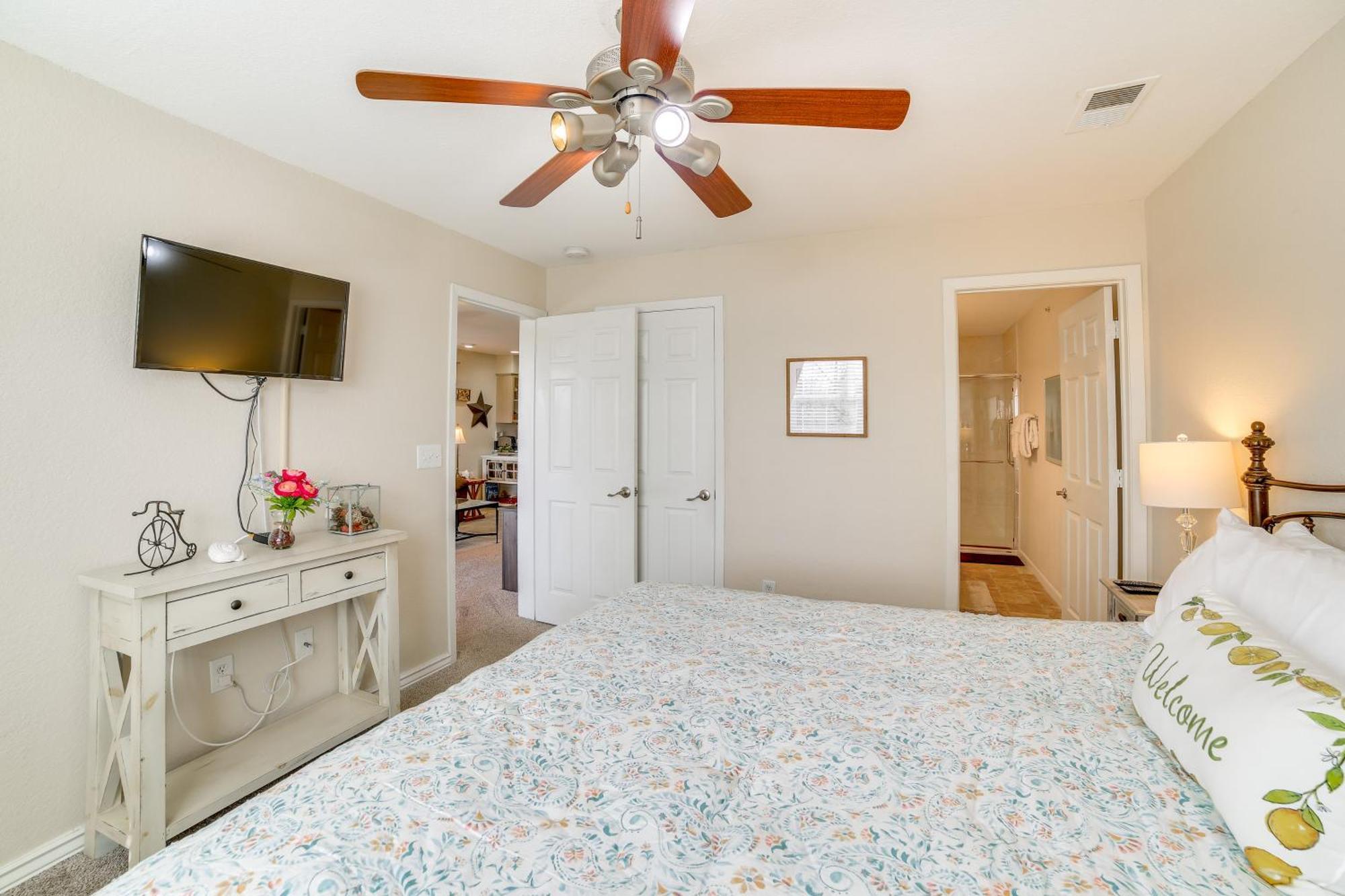 With Balcony, Near Silver Dollar City! Apartment